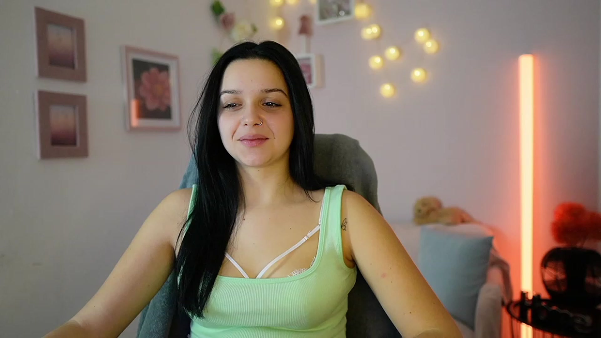 Gallery image thumbnail from Sola_Zola18's myfreecams stream on, 12/12/2023, 23:08 image 12 of 20