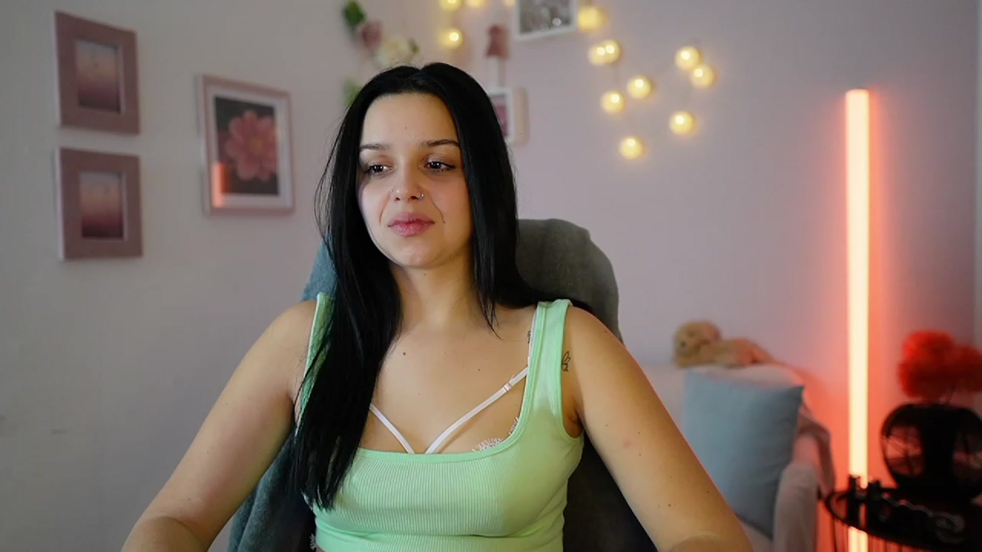 Gallery image thumbnail from Sola_Zola18's myfreecams stream on, 12/12/2023, 23:08 image 18 of 20