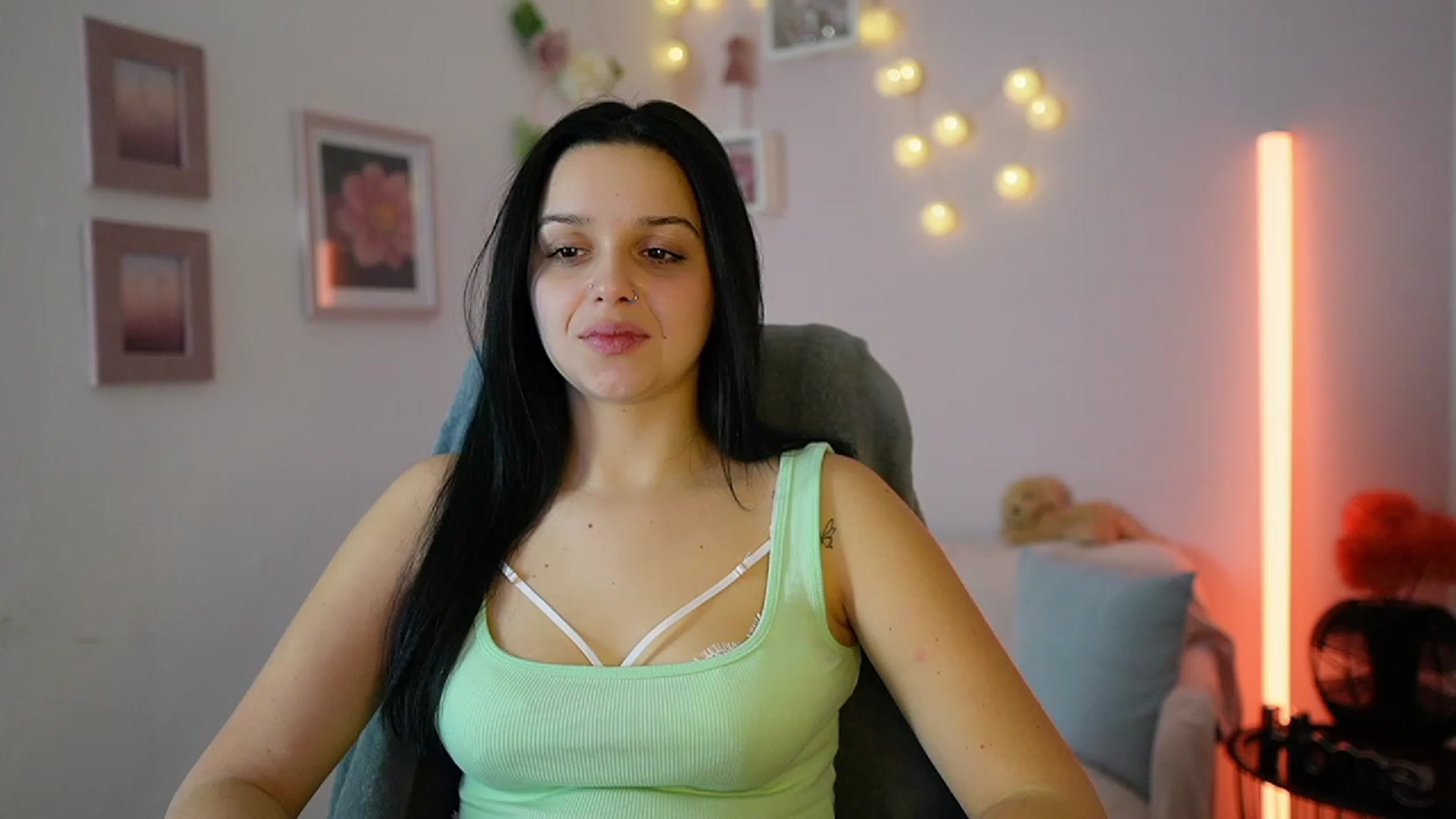 Gallery image thumbnail from Sola_Zola18's myfreecams stream on, 12/12/2023, 23:08 image 15 of 20