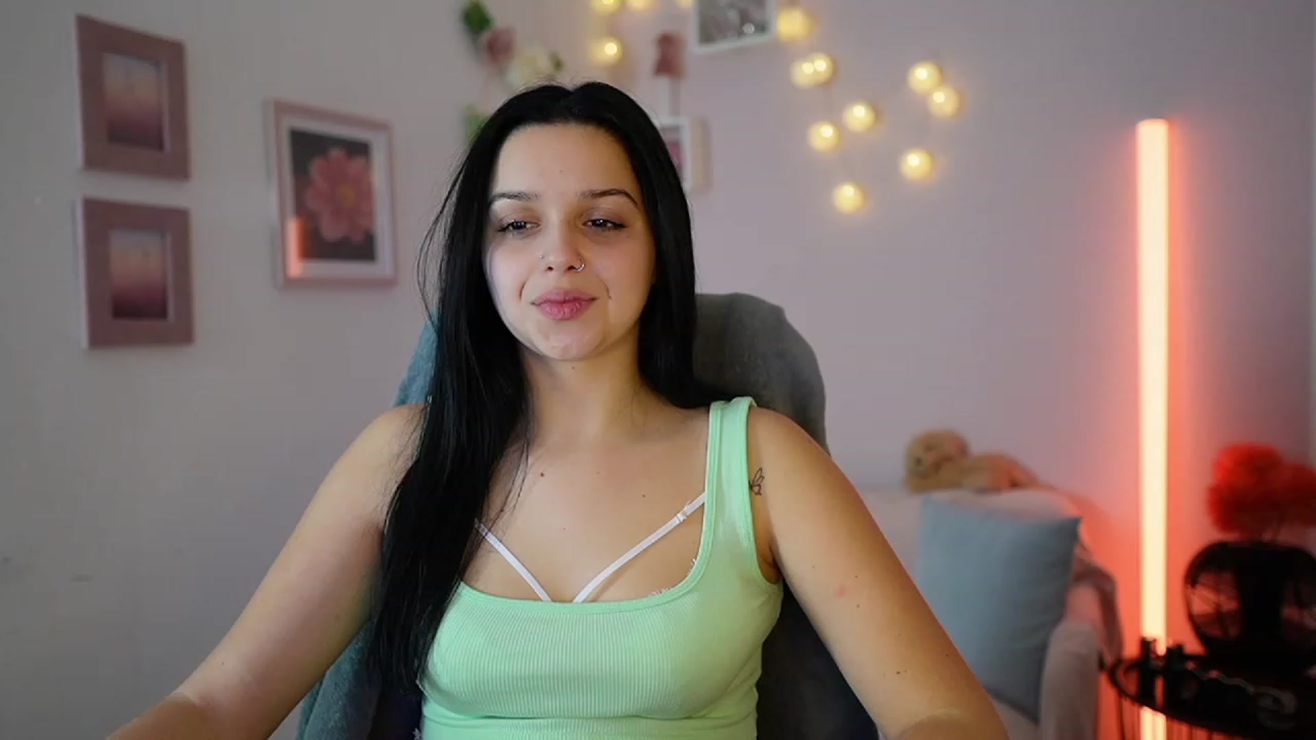 Gallery image thumbnail from Sola_Zola18's myfreecams stream on, 12/12/2023, 23:08 image 1 of 20
