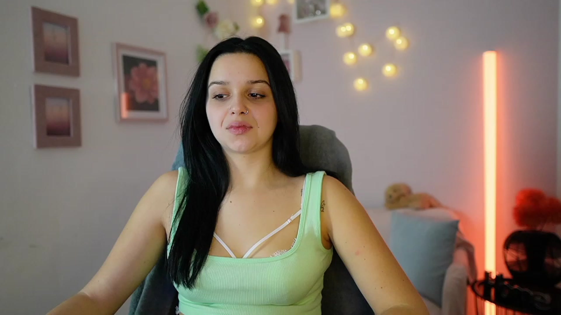Gallery image thumbnail from Sola_Zola18's myfreecams stream on, 12/12/2023, 23:08 image 19 of 20
