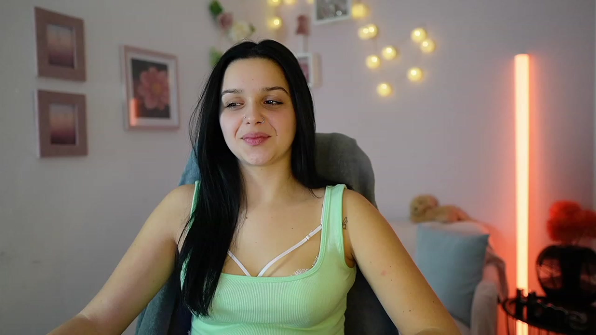 Gallery image thumbnail from Sola_Zola18's myfreecams stream on, 12/12/2023, 23:08 image 11 of 20