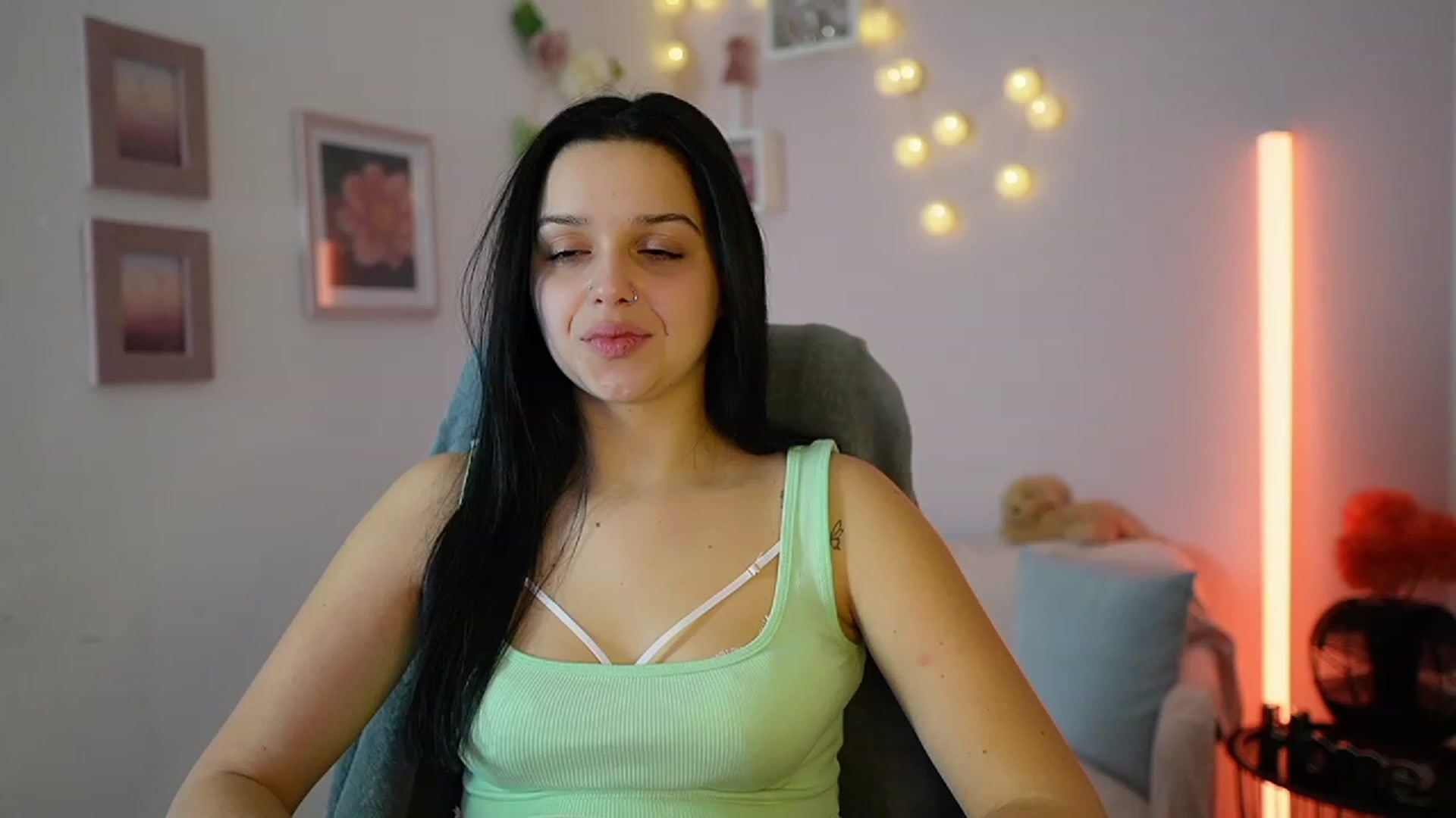 Gallery image thumbnail from Sola_Zola18's myfreecams stream on, 12/12/2023, 23:08 image 6 of 20