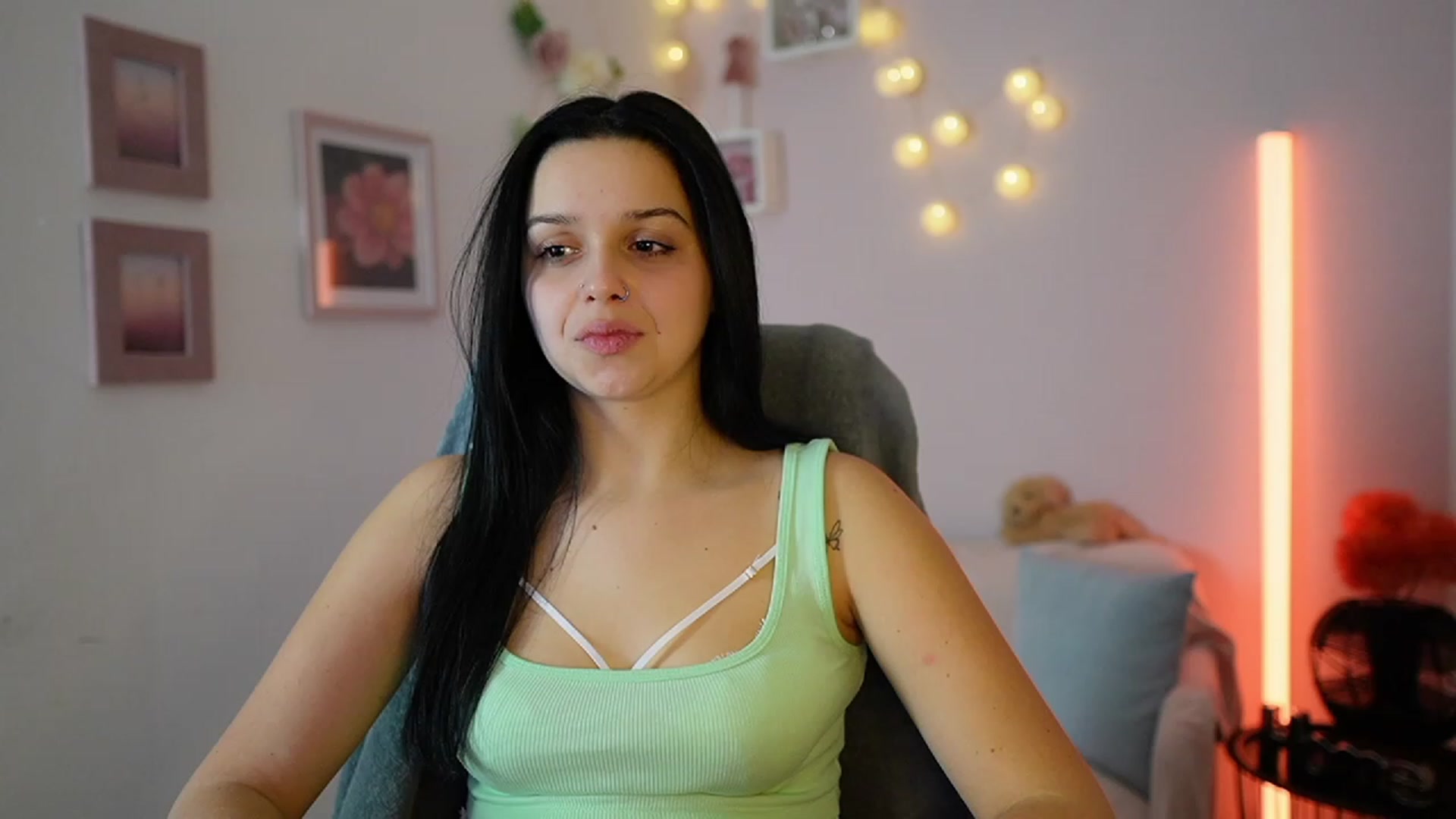 Gallery image thumbnail from Sola_Zola18's myfreecams stream on, 12/12/2023, 23:08 image 2 of 20