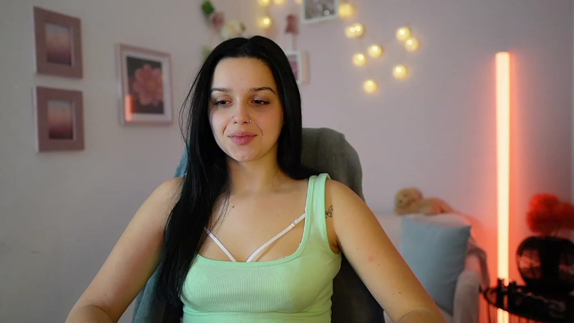Gallery image thumbnail from Sola_Zola18's myfreecams stream on, 12/12/2023, 23:08 image 3 of 20