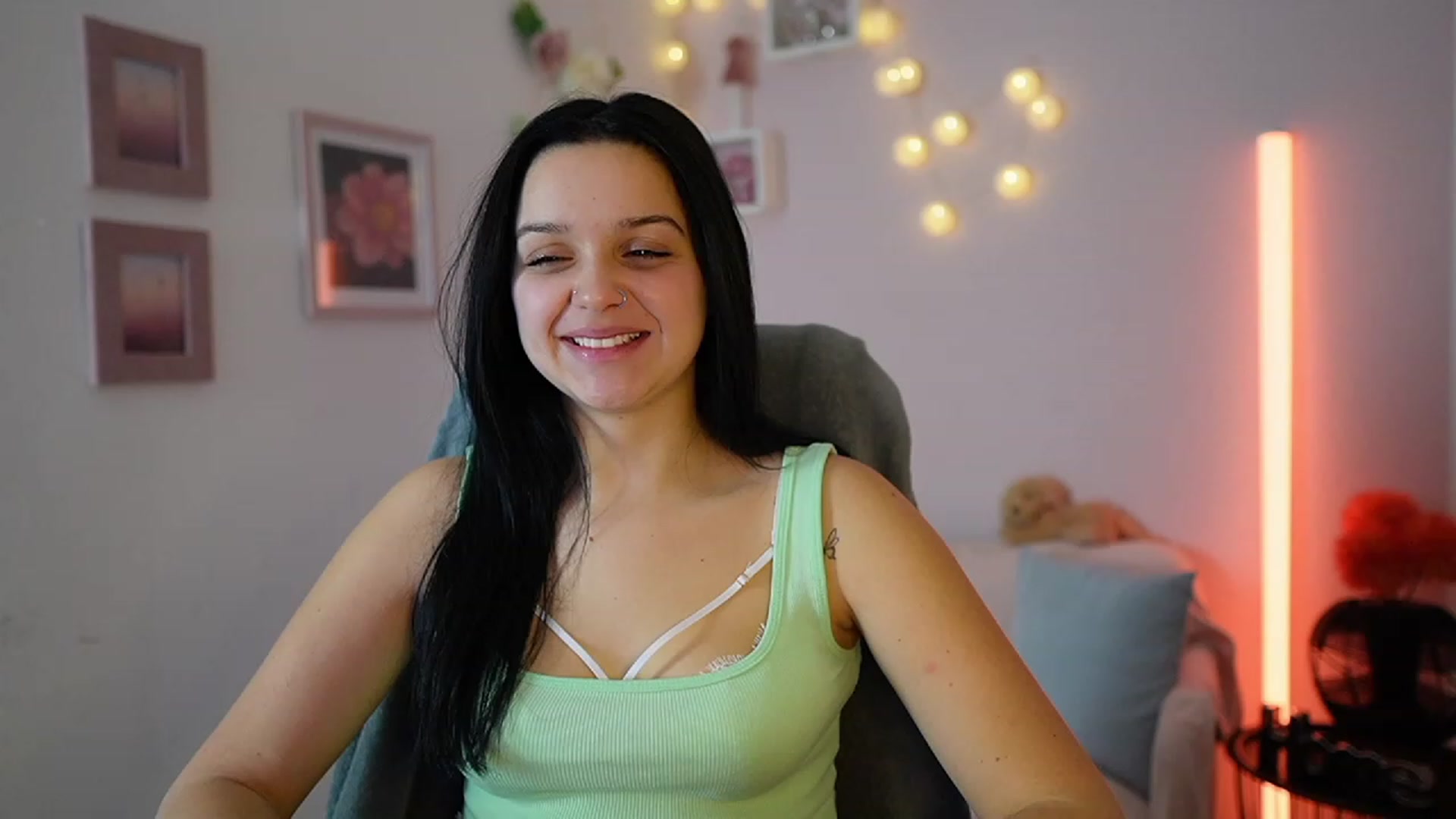 Gallery image thumbnail from Sola_Zola18's myfreecams stream on, 12/12/2023, 23:08 image 10 of 20