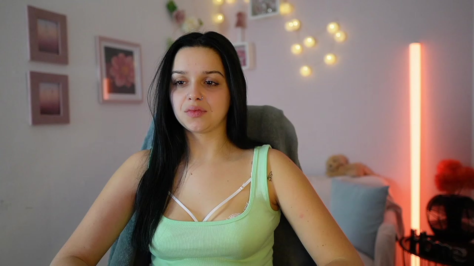 Gallery image thumbnail from Sola_Zola18's myfreecams stream on, 12/12/2023, 23:08 image 9 of 20