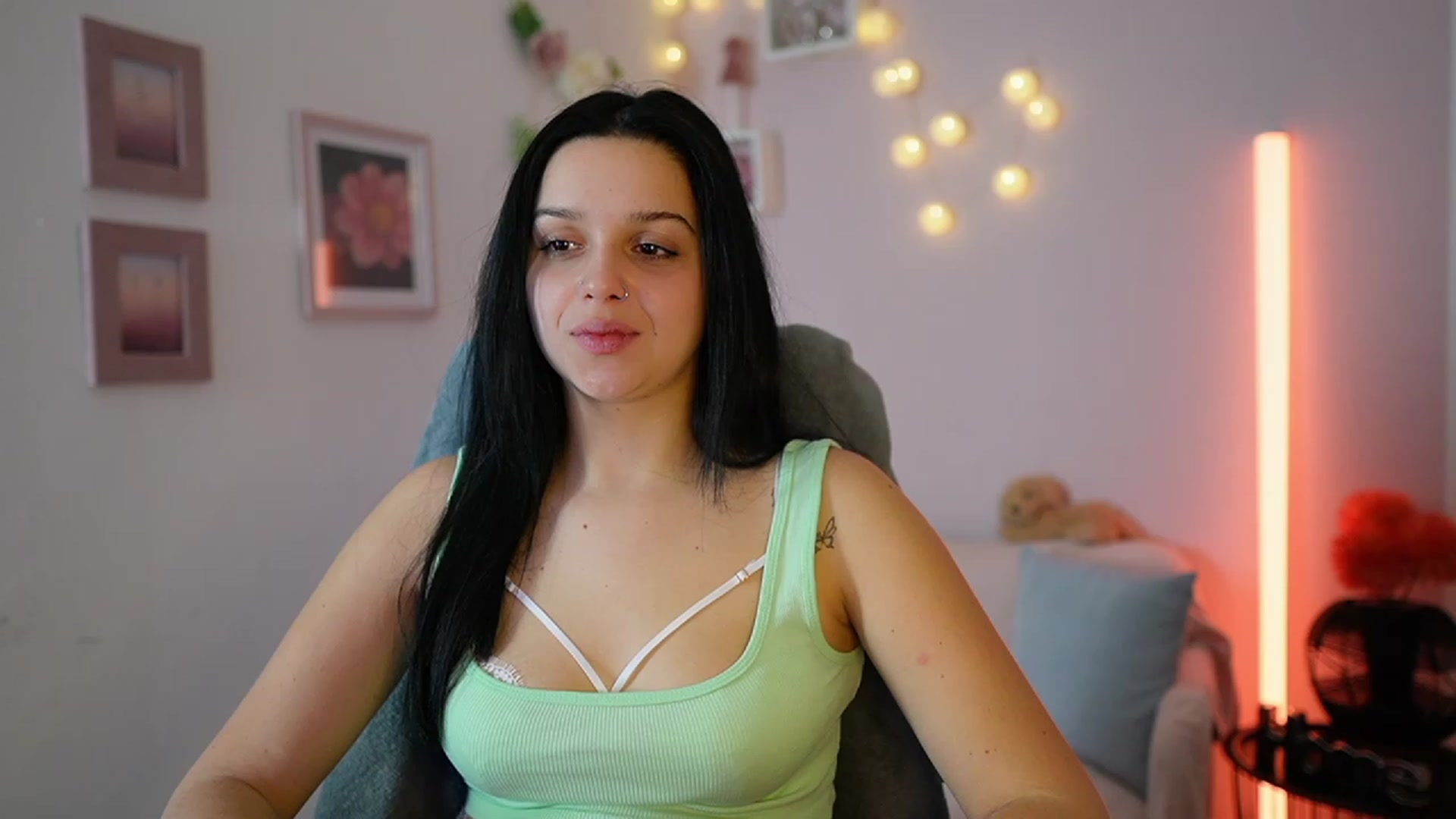 Gallery image thumbnail from Sola_Zola18's myfreecams stream on, 12/12/2023, 23:44 image 9 of 20