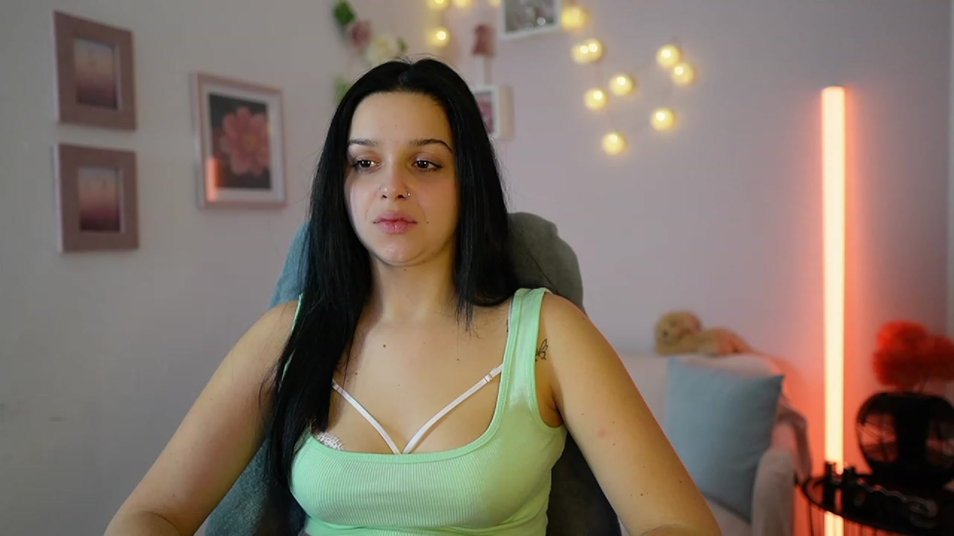Gallery image thumbnail from Sola_Zola18's myfreecams stream on, 12/12/2023, 23:44 image 12 of 20
