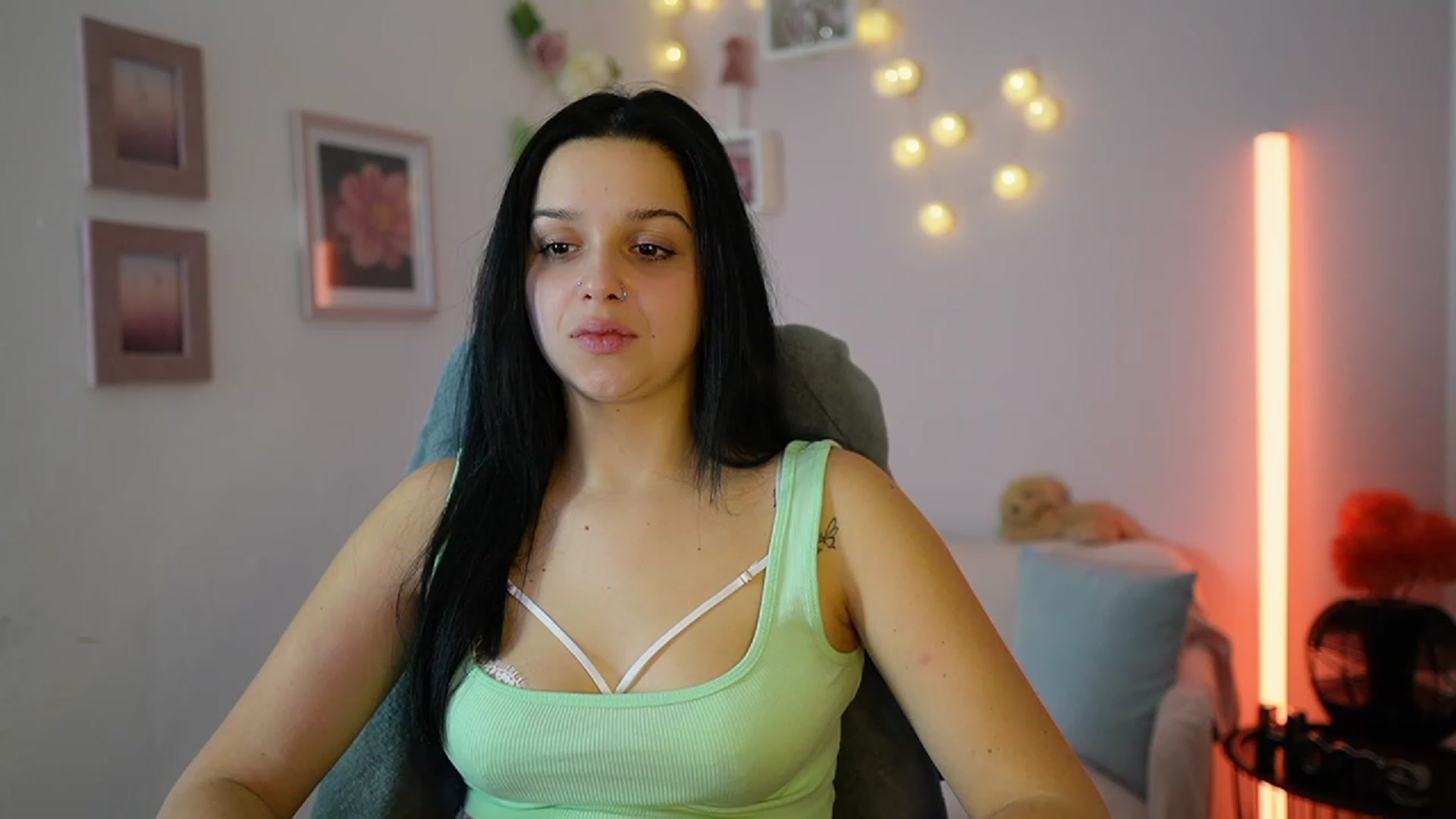Gallery image thumbnail from Sola_Zola18's myfreecams stream on, 12/12/2023, 23:44 image 11 of 20