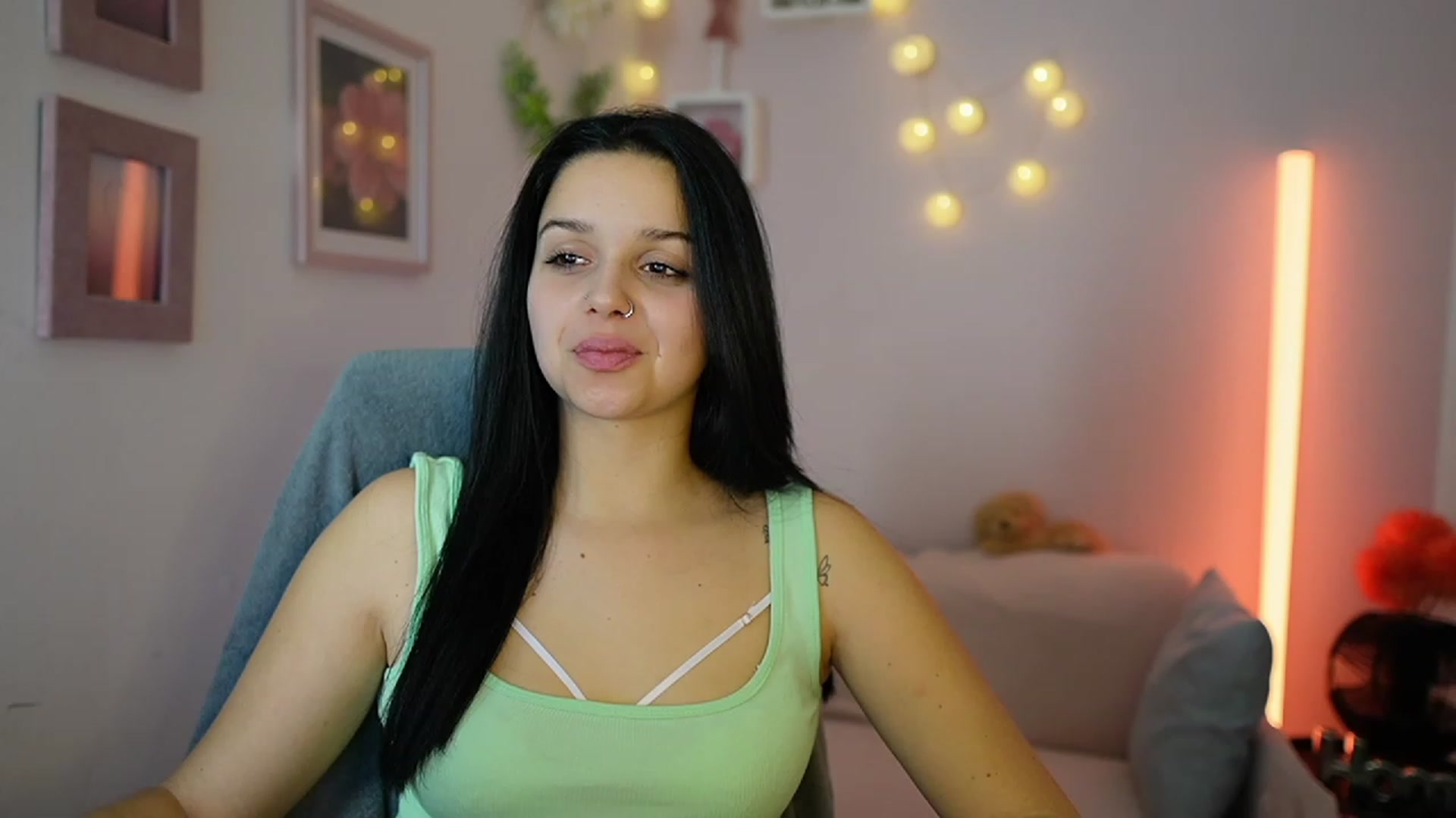 Gallery image thumbnail from Sola_Zola18's myfreecams stream on, 12/16/2023, 20:03 image 10 of 20