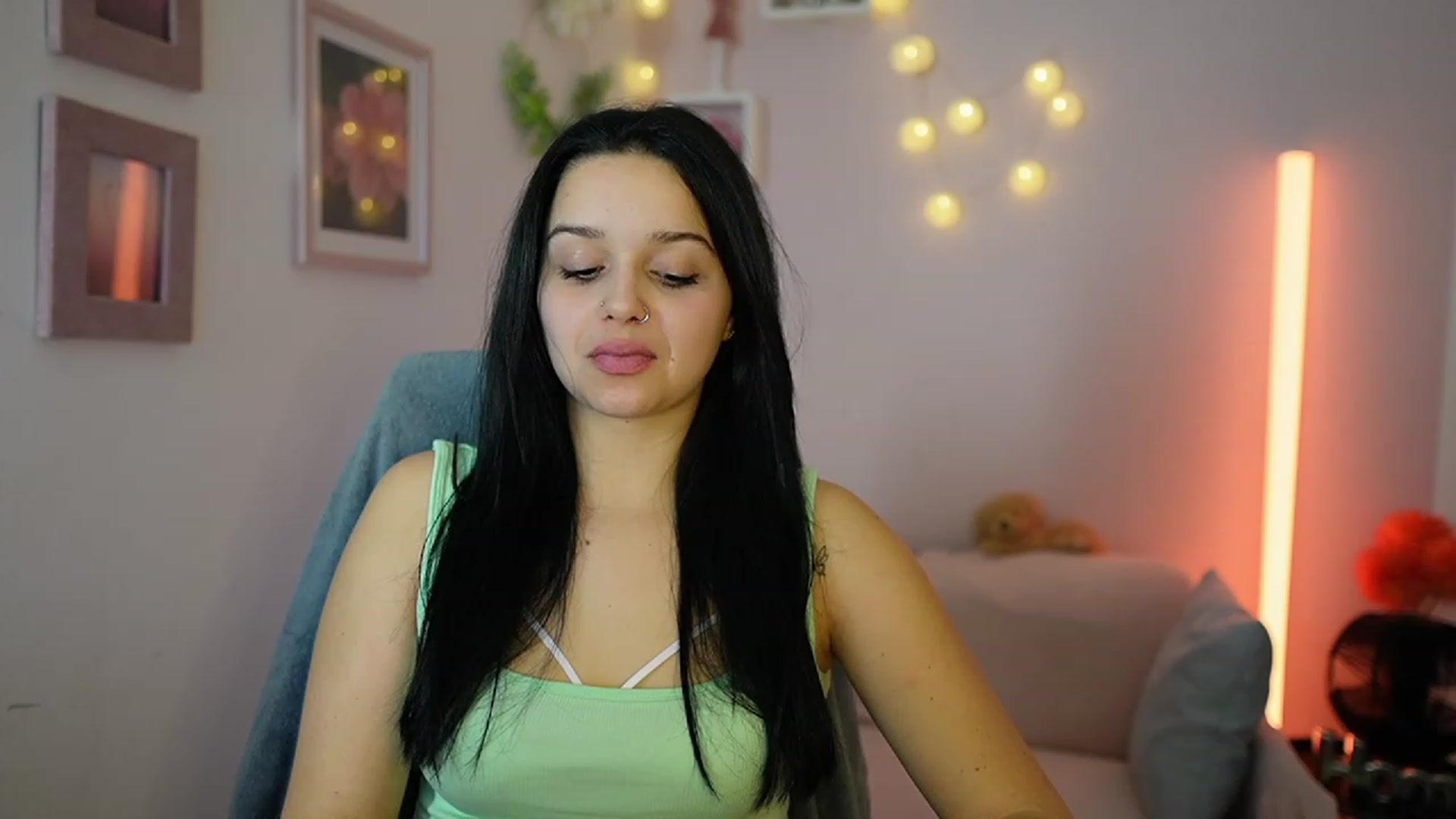 Gallery image thumbnail from Sola_Zola18's myfreecams stream on, 12/16/2023, 20:03 image 1 of 20