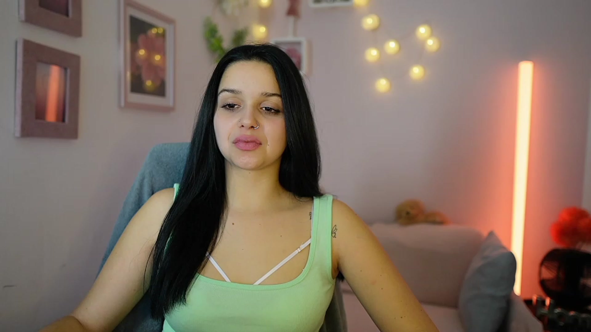 Gallery image thumbnail from Sola_Zola18's myfreecams stream on, 12/16/2023, 20:03 image 6 of 20