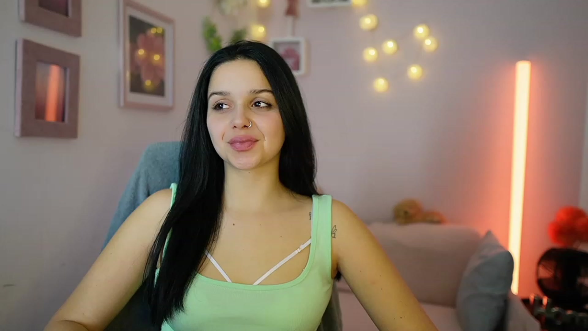 Gallery image thumbnail from Sola_Zola18's myfreecams stream on, 12/16/2023, 20:03 image 7 of 20