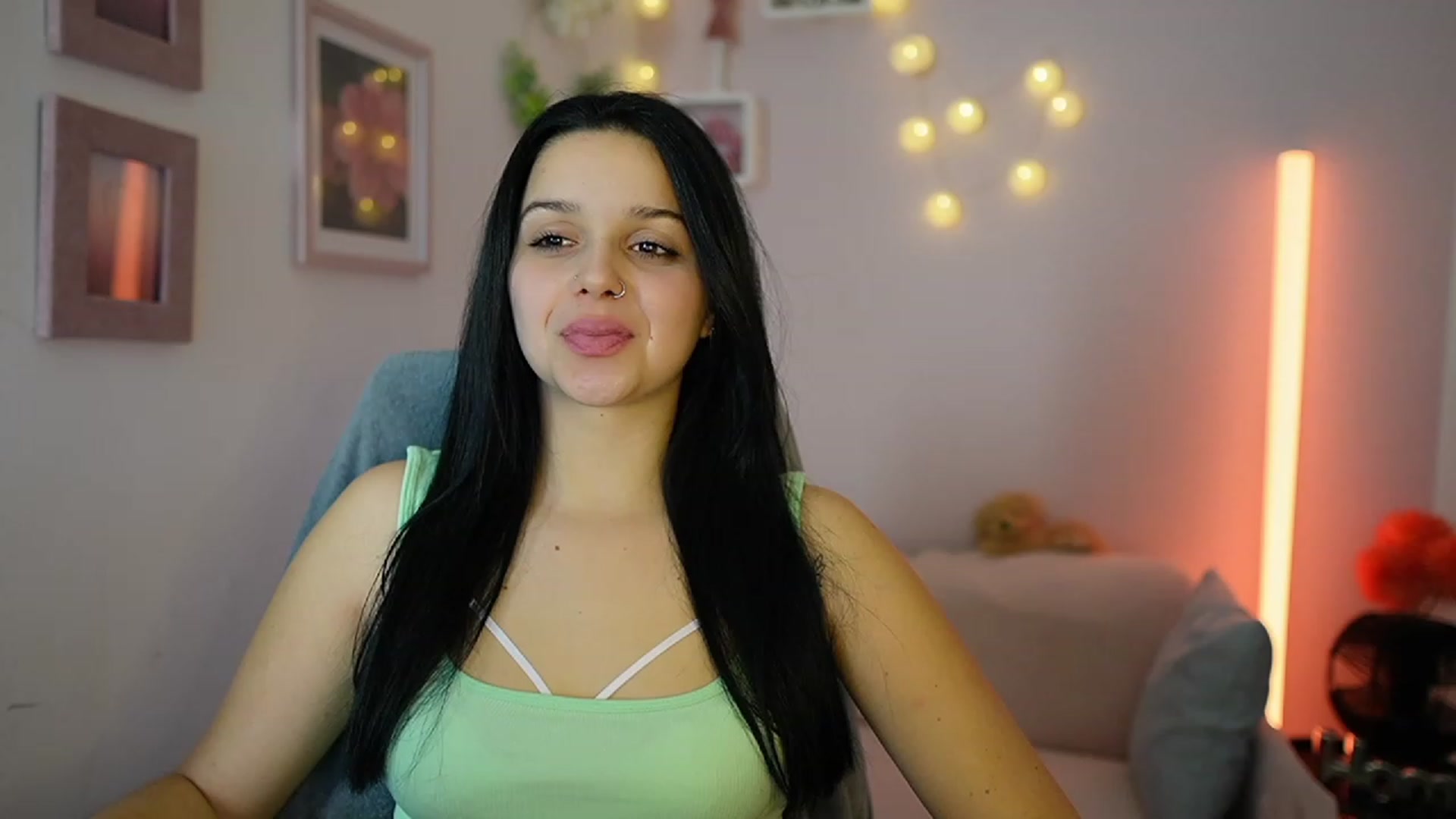Gallery image thumbnail from Sola_Zola18's myfreecams stream on, 12/16/2023, 20:03 image 2 of 20
