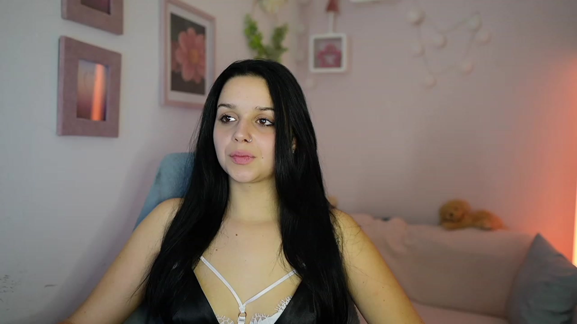 Gallery image thumbnail from Sola_Zola18's myfreecams stream on, 12/18/2023, 23:22 image 19 of 20