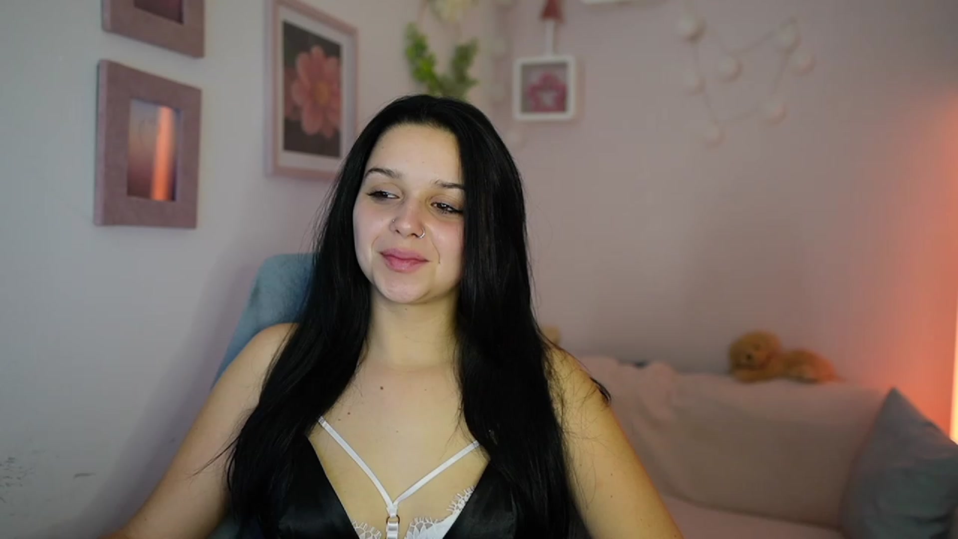 Gallery image thumbnail from Sola_Zola18's myfreecams stream on, 12/18/2023, 23:22 image 17 of 20