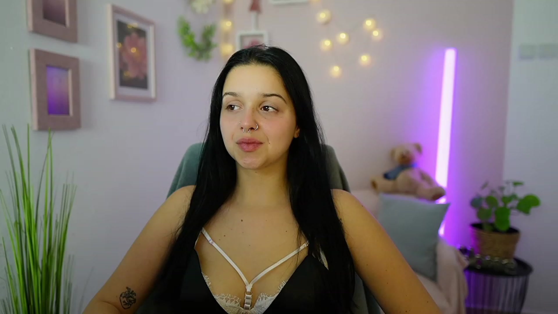 Gallery image thumbnail from Sola_Zola18's myfreecams stream on, 01/02/2024, 20:52 image 12 of 20