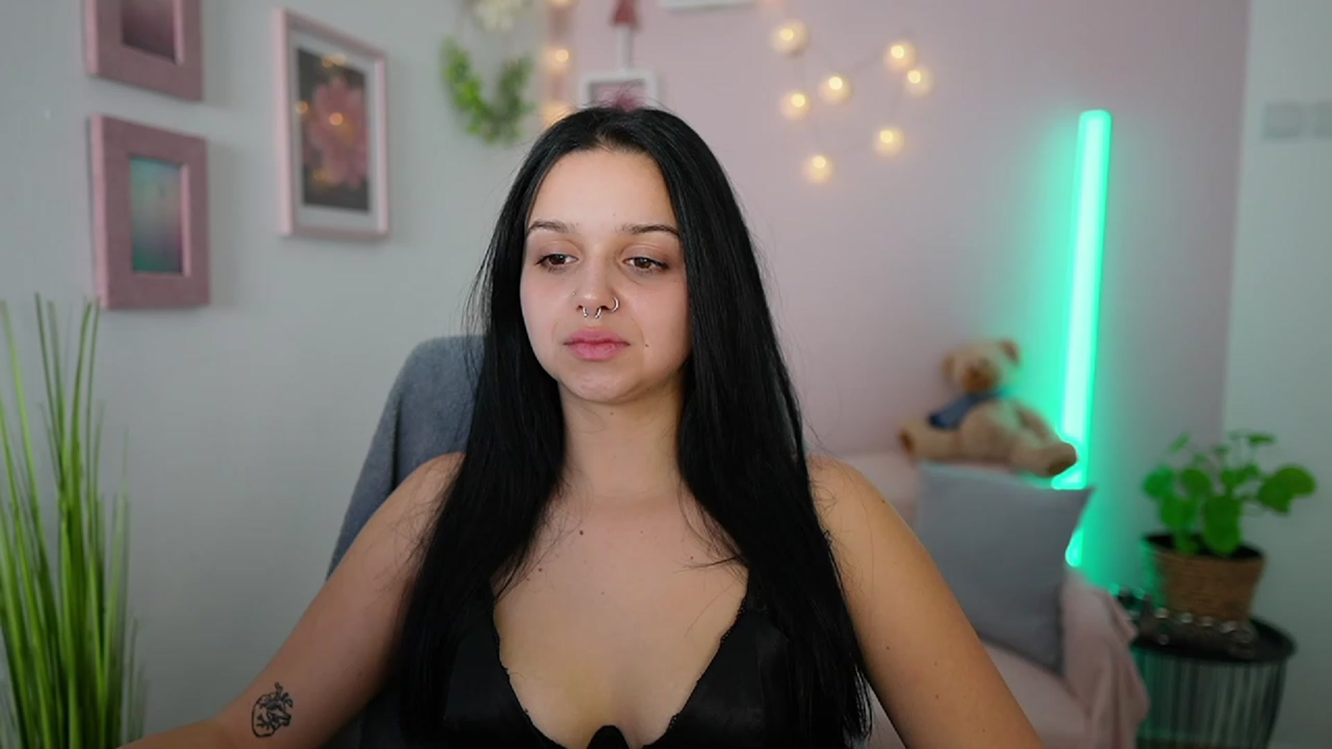 Gallery image thumbnail from Sola_Zola18's myfreecams stream on, 01/03/2024, 21:04 image 13 of 20