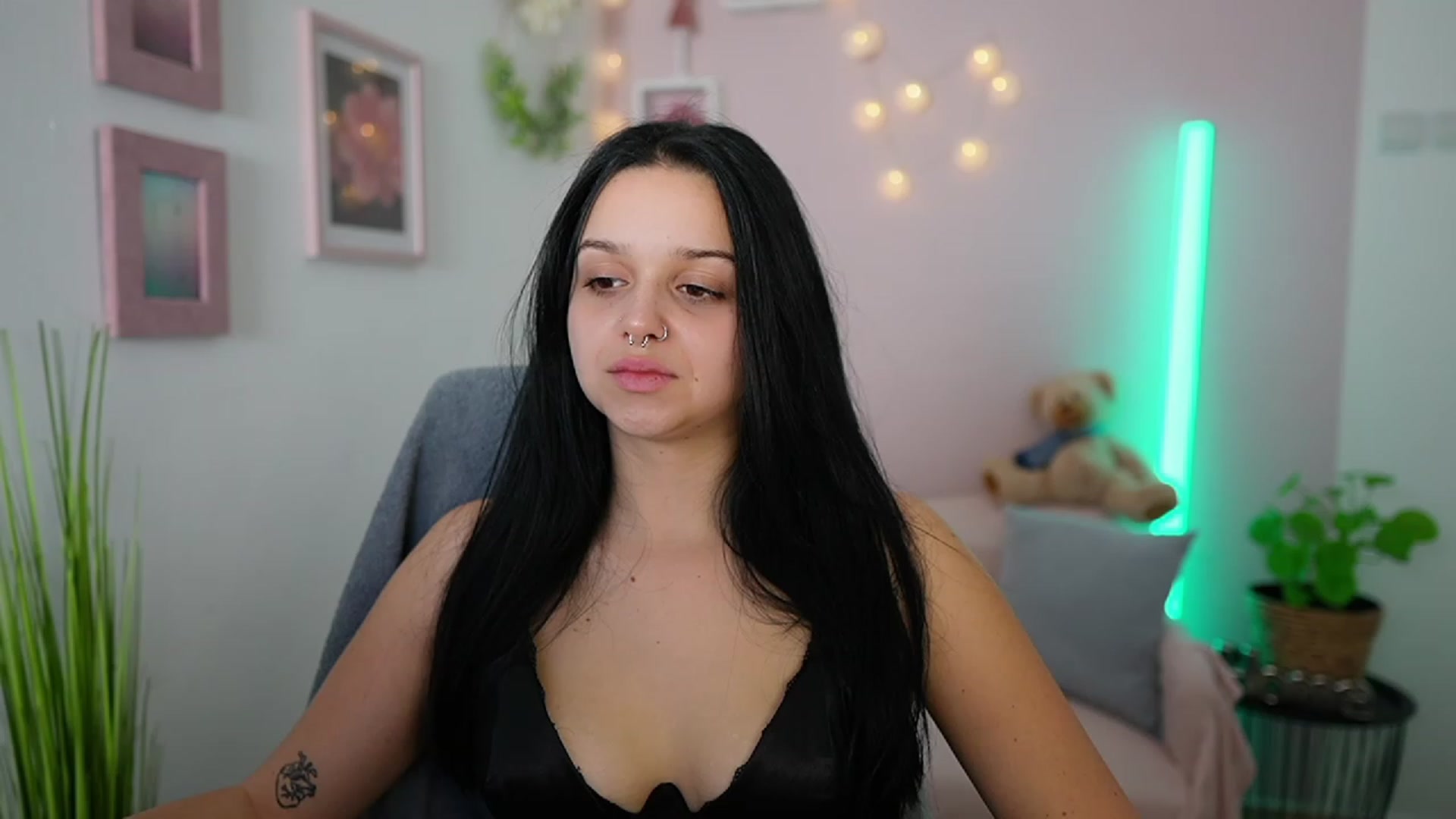 Gallery image thumbnail from Sola_Zola18's myfreecams stream on, 01/03/2024, 21:04 image 19 of 20