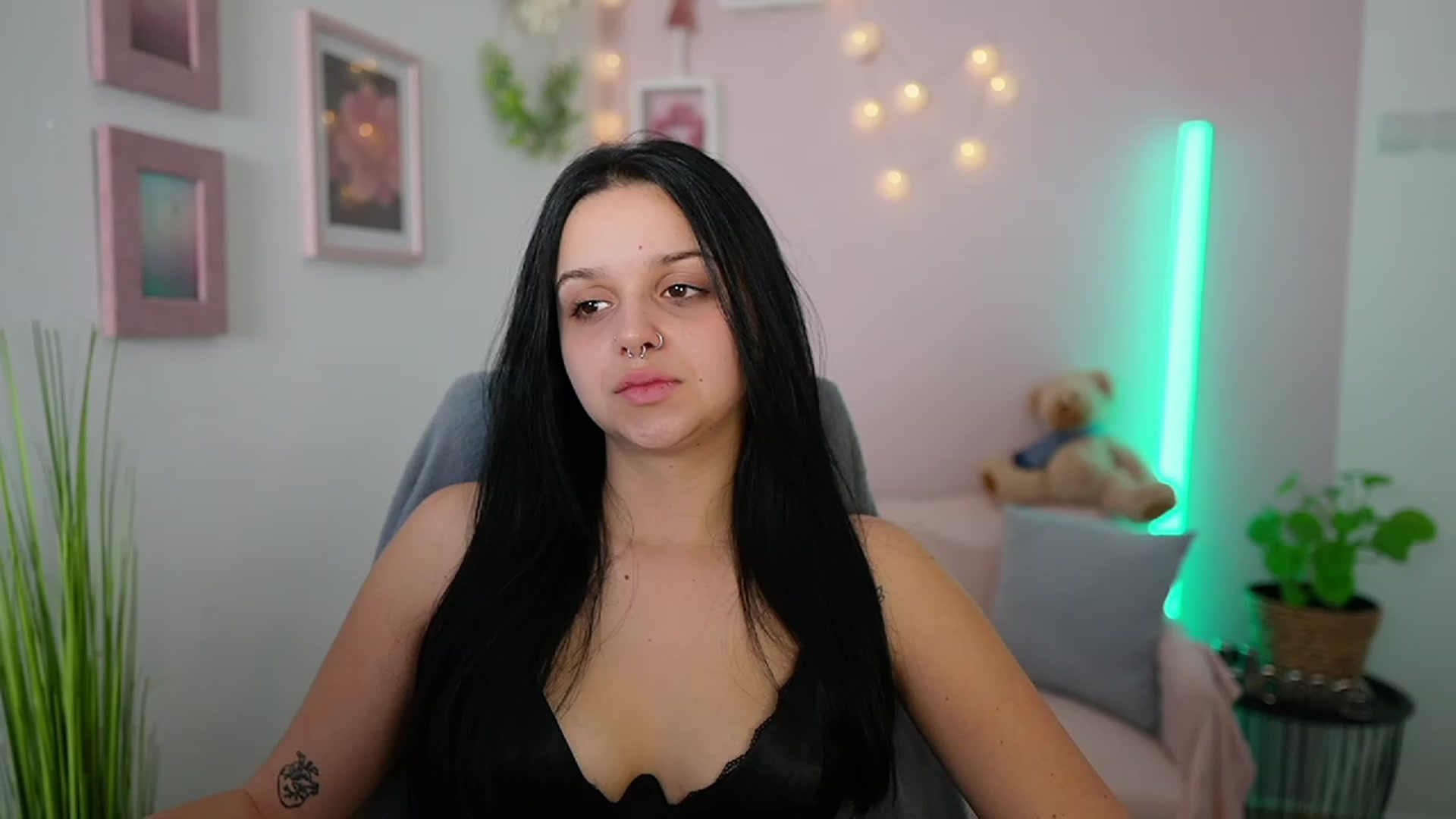 Gallery image thumbnail from Sola_Zola18's myfreecams stream on, 01/03/2024, 23:05 image 15 of 20