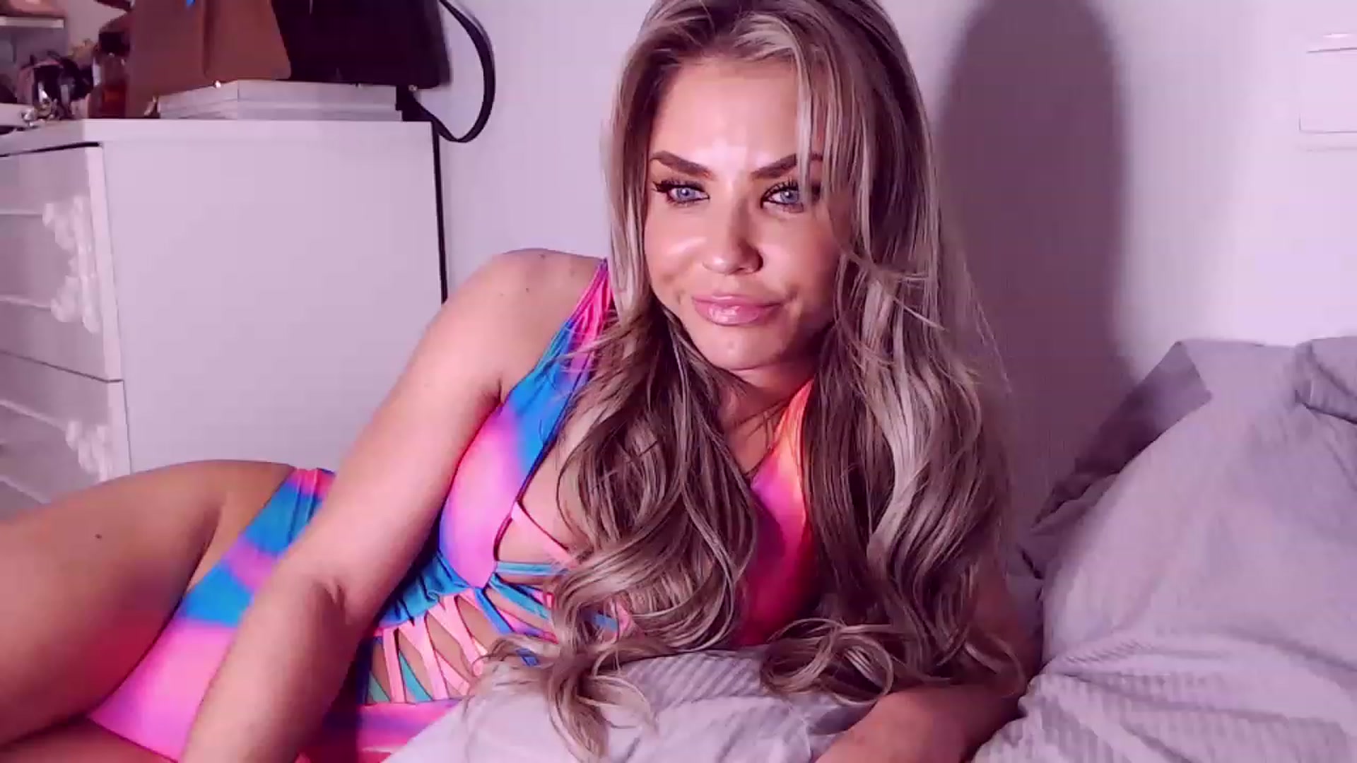 Gallery image thumbnail from Sona_Bambina's myfreecams stream on, 12/12/2022, 06:58 image 13 of 20