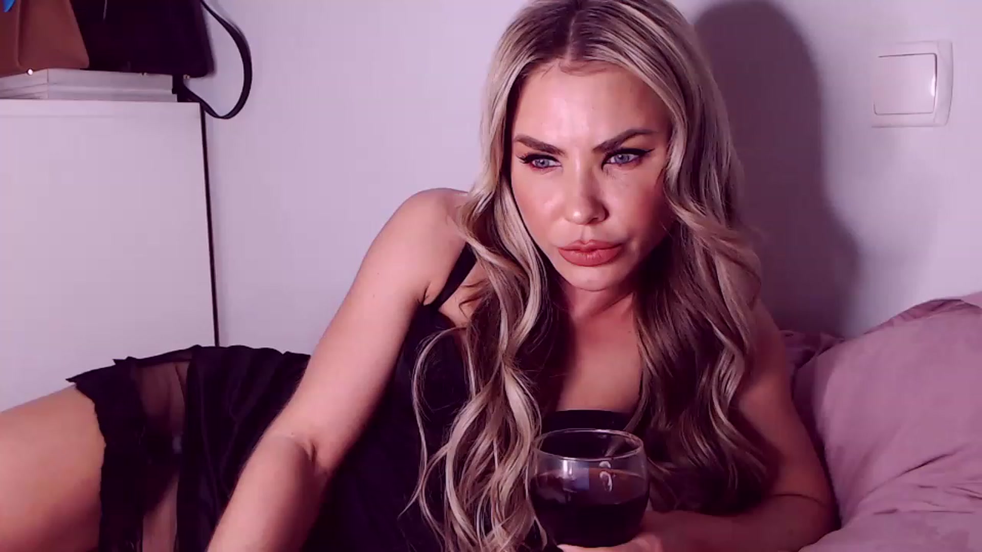 Gallery image thumbnail from Sona_Bambina's myfreecams stream on, 12/25/2022, 05:53 image 6 of 20