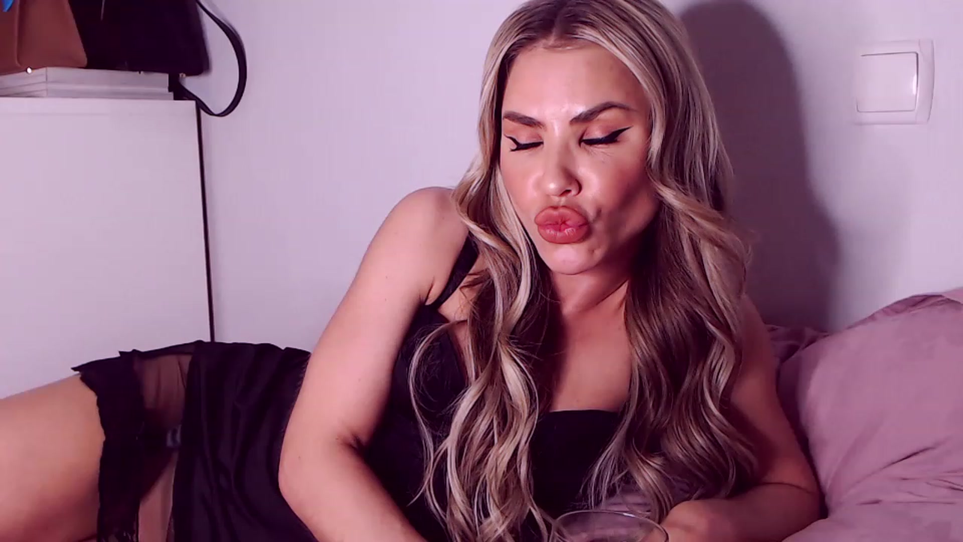 Gallery image thumbnail from Sona_Bambina's myfreecams stream on, 12/25/2022, 05:53 image 11 of 20