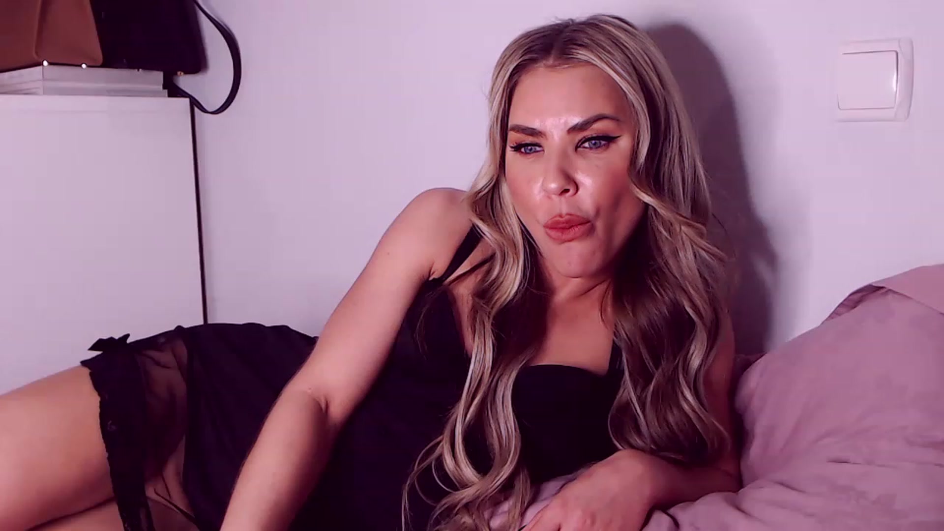 Gallery image thumbnail from Sona_Bambina's myfreecams stream on, 12/25/2022, 07:36 image 17 of 20