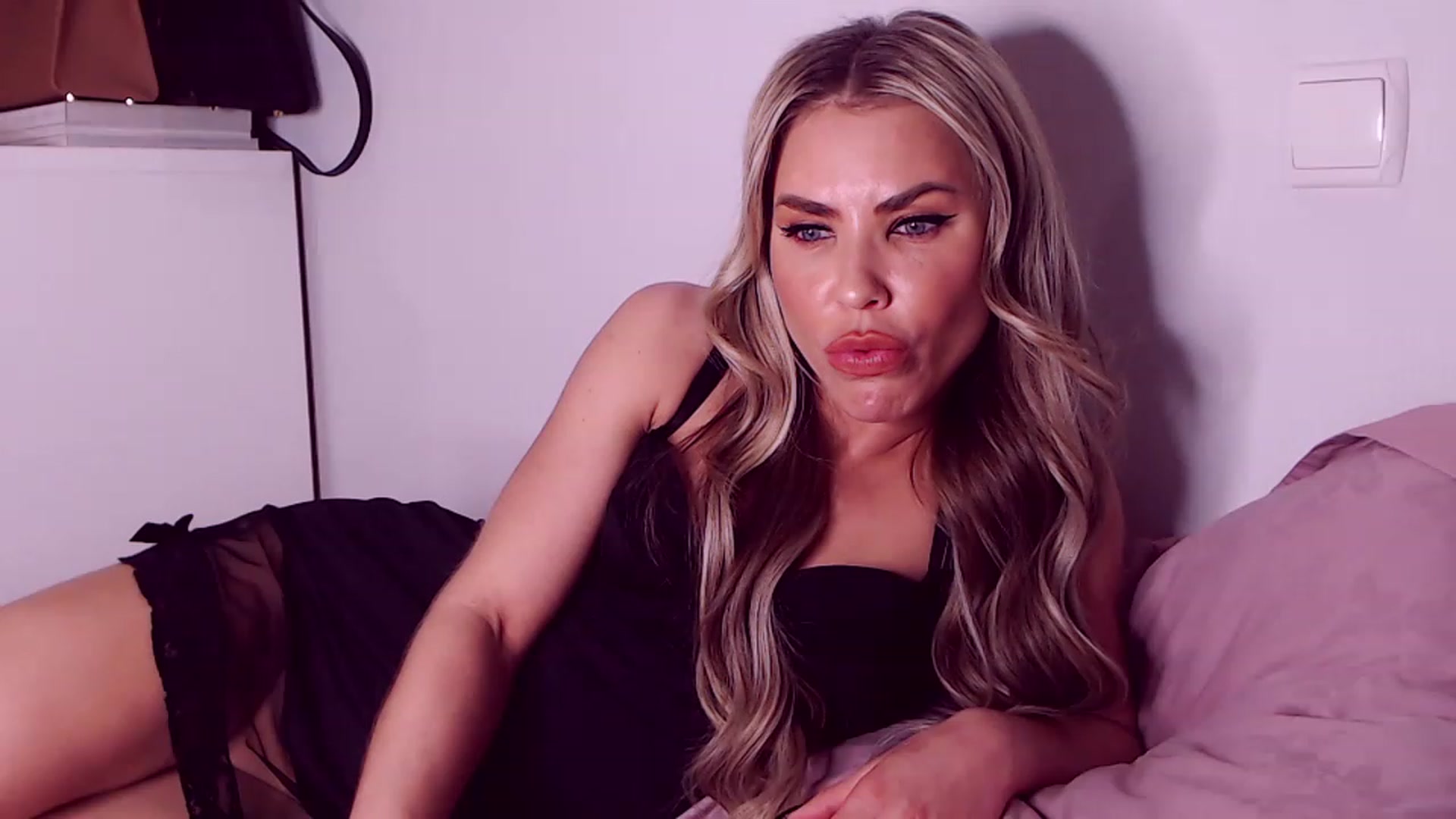 Gallery image thumbnail from Sona_Bambina's myfreecams stream on, 12/25/2022, 07:36 image 9 of 20