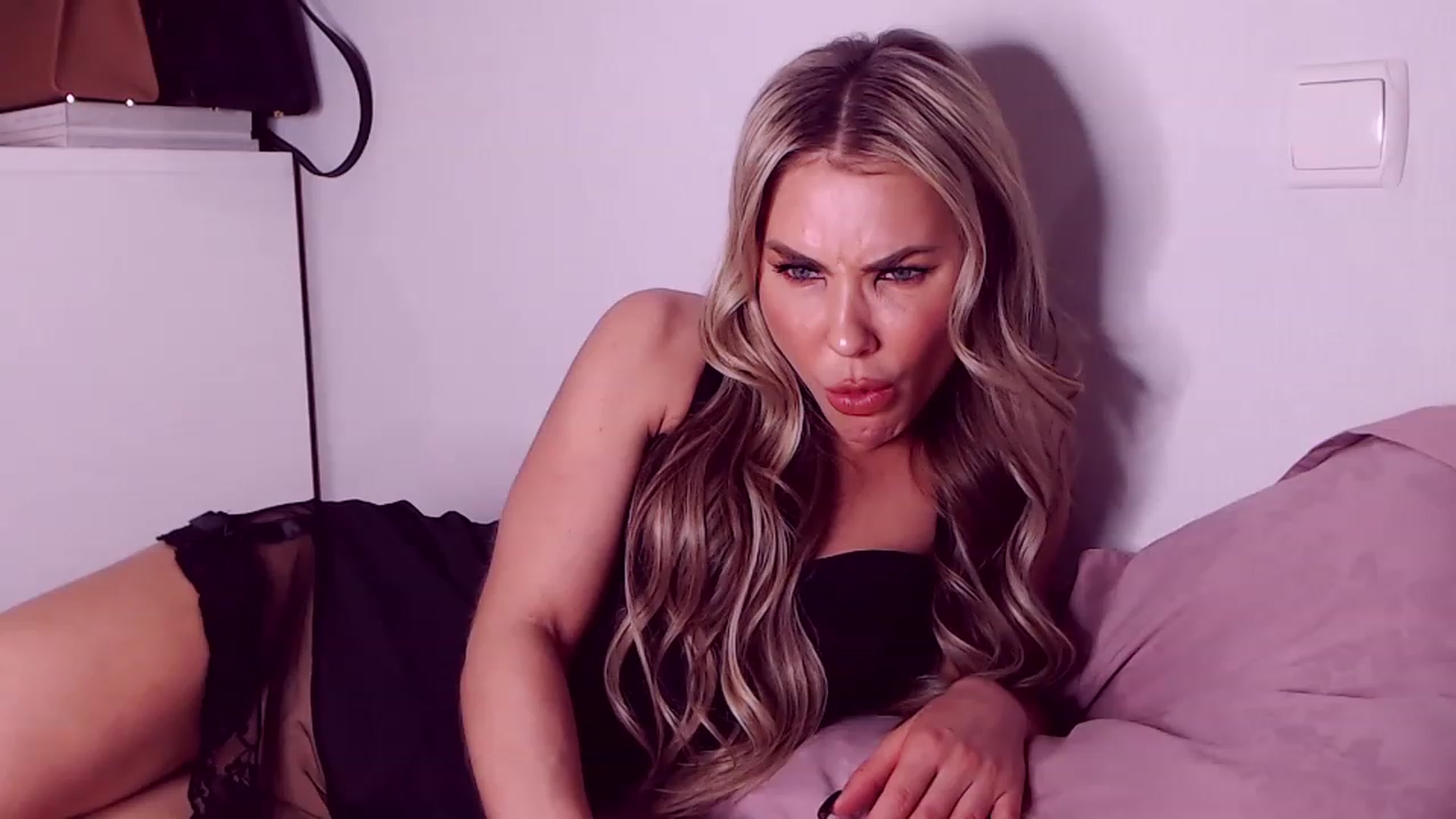 Gallery image thumbnail from Sona_Bambina's myfreecams stream on, 12/25/2022, 07:36 image 4 of 20