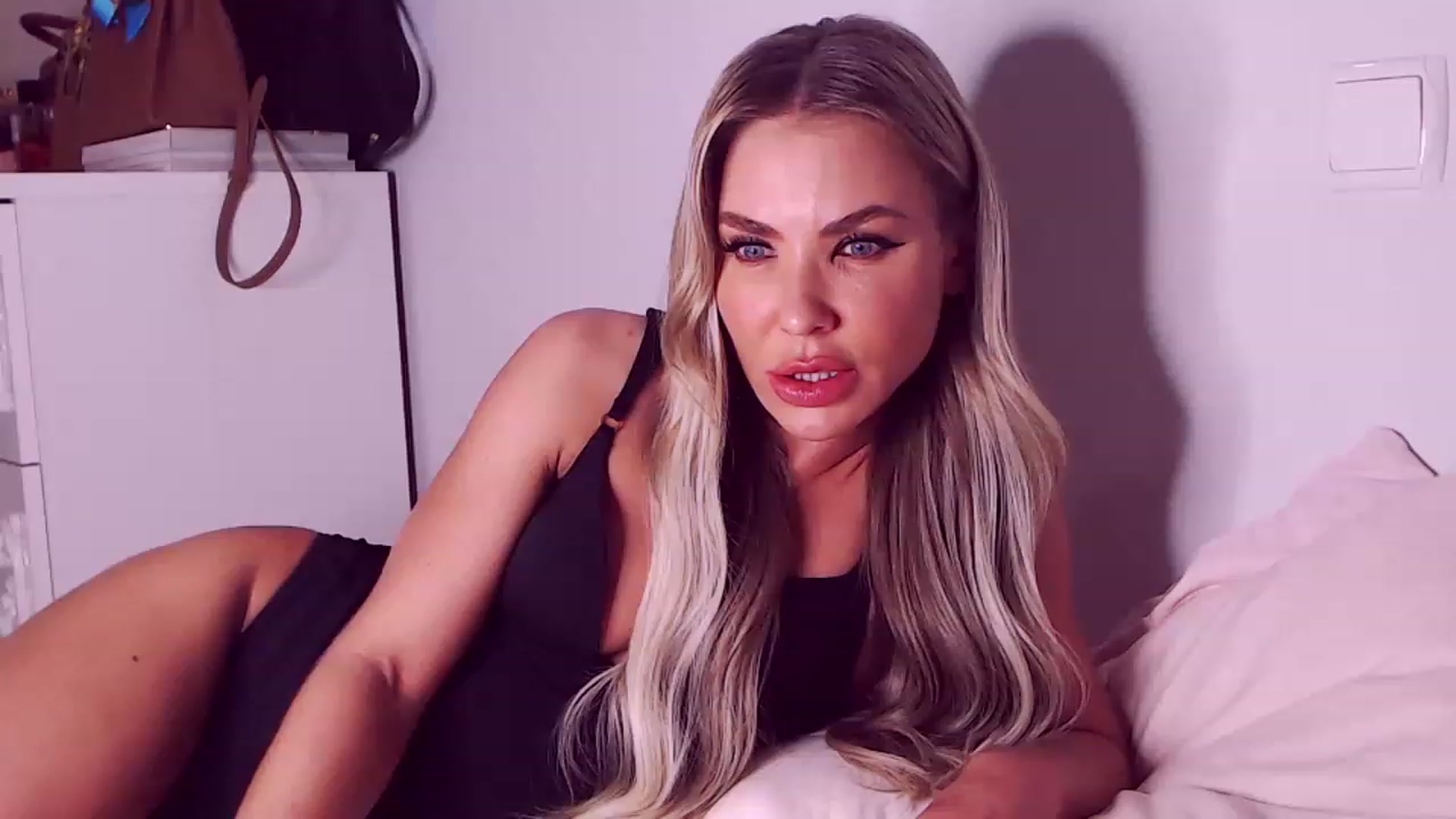 Gallery image thumbnail from Sona_Bambina's myfreecams stream on, 01/06/2023, 06:46 image 1 of 20