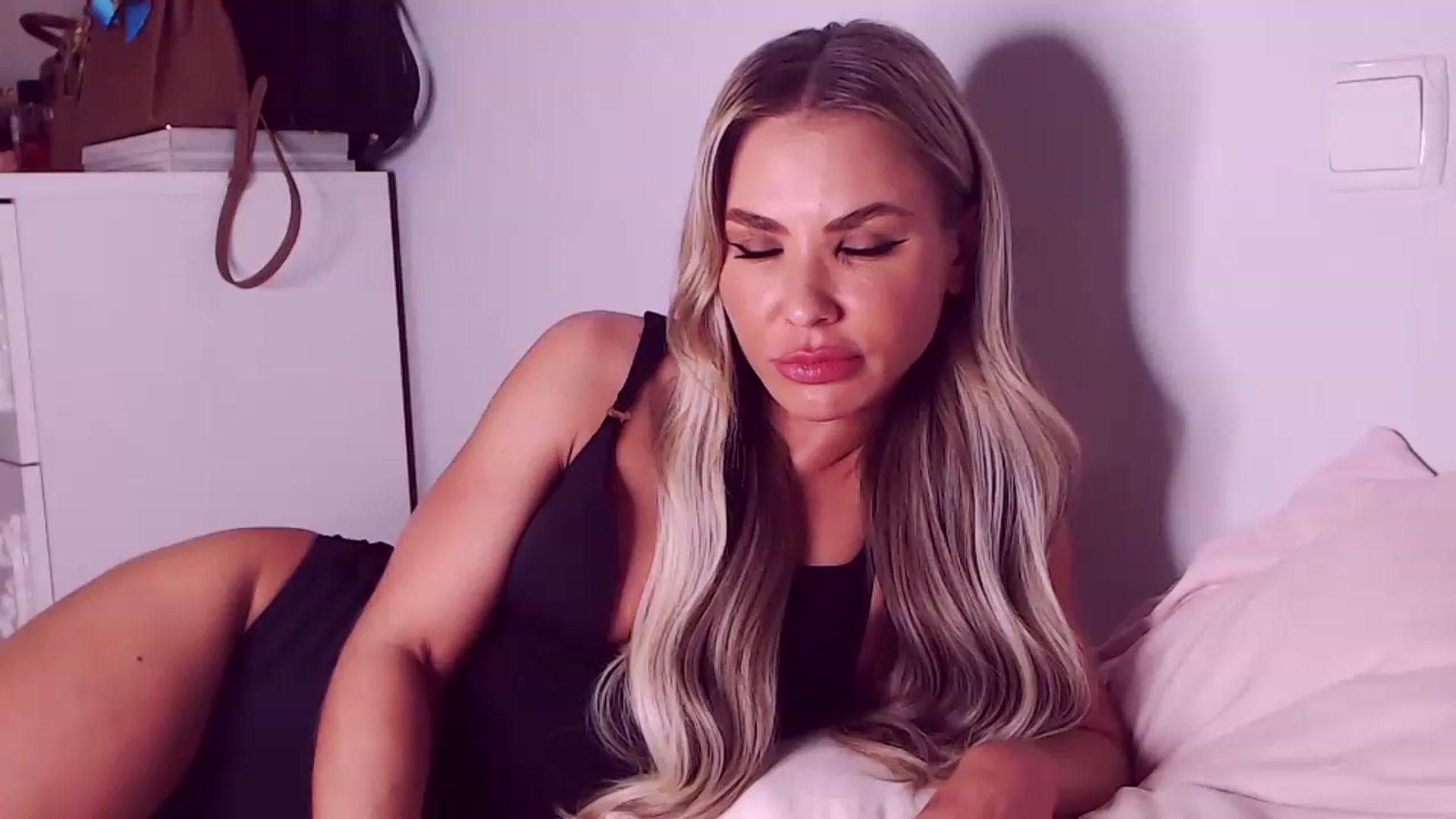 Gallery image thumbnail from Sona_Bambina's myfreecams stream on, 01/06/2023, 06:46 image 11 of 20