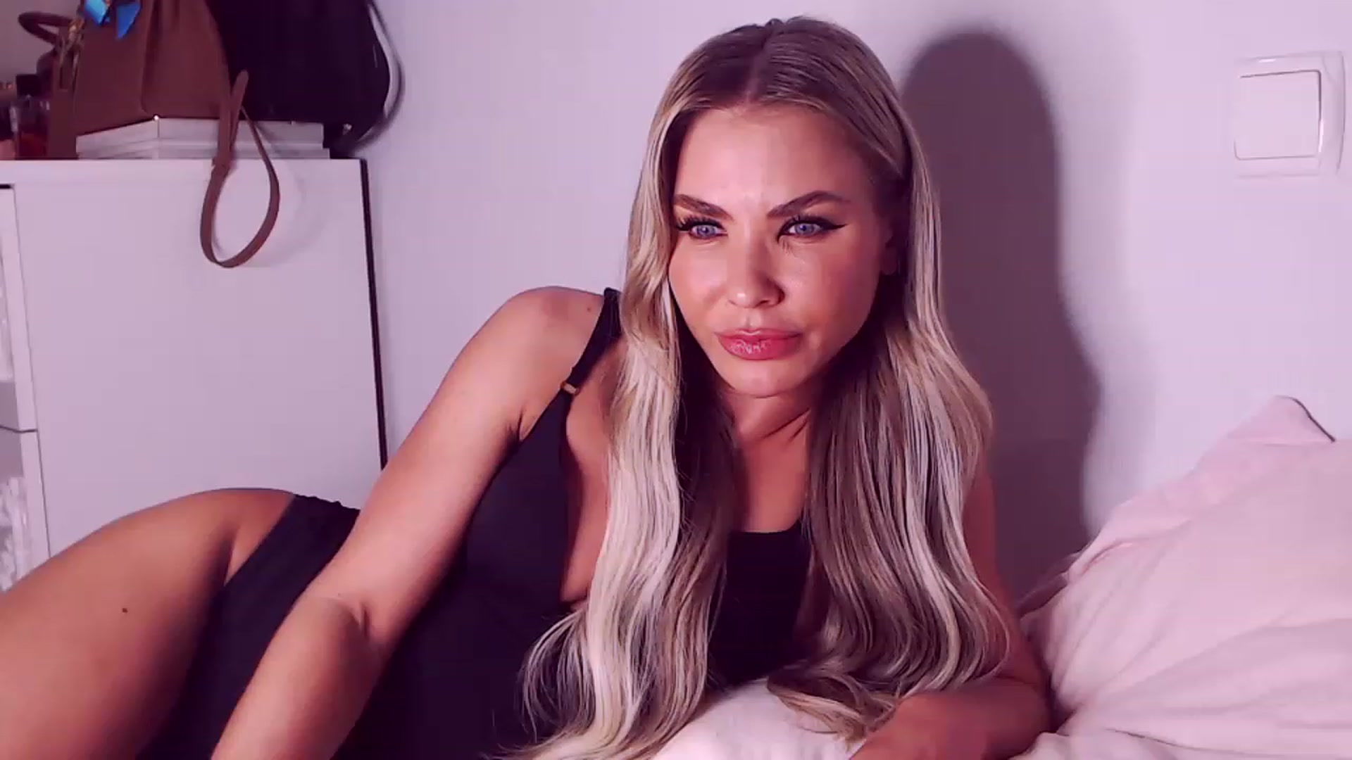 Gallery image thumbnail from Sona_Bambina's myfreecams stream on, 01/06/2023, 06:46 image 4 of 20