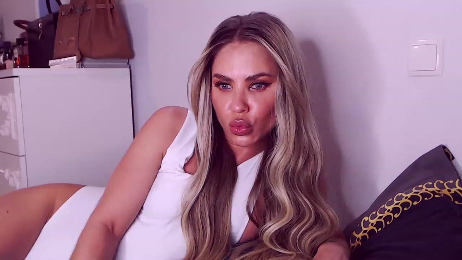 Gallery image thumbnail from Sona_Bambina's myfreecams stream on, 02/13/2023, 06:55 image 2 of 20