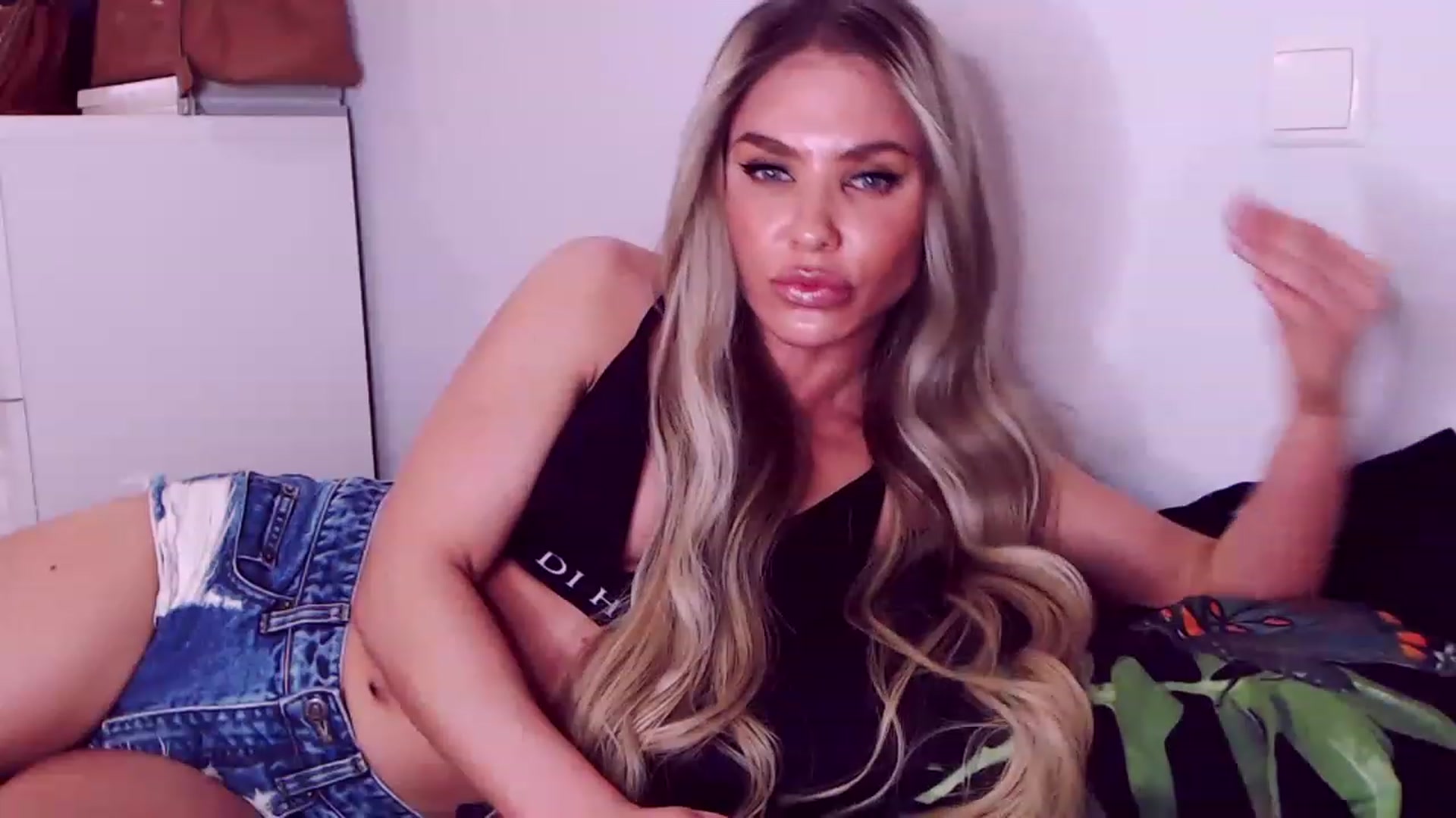 Gallery image thumbnail from Sona_Bambina's myfreecams stream on, 02/20/2023, 05:53 image 11 of 20