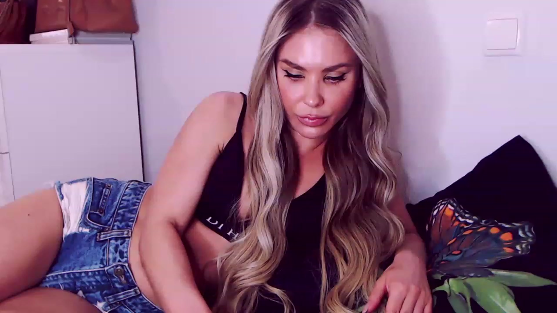 Gallery image thumbnail from Sona_Bambina's myfreecams stream on, 02/20/2023, 05:53 image 15 of 20