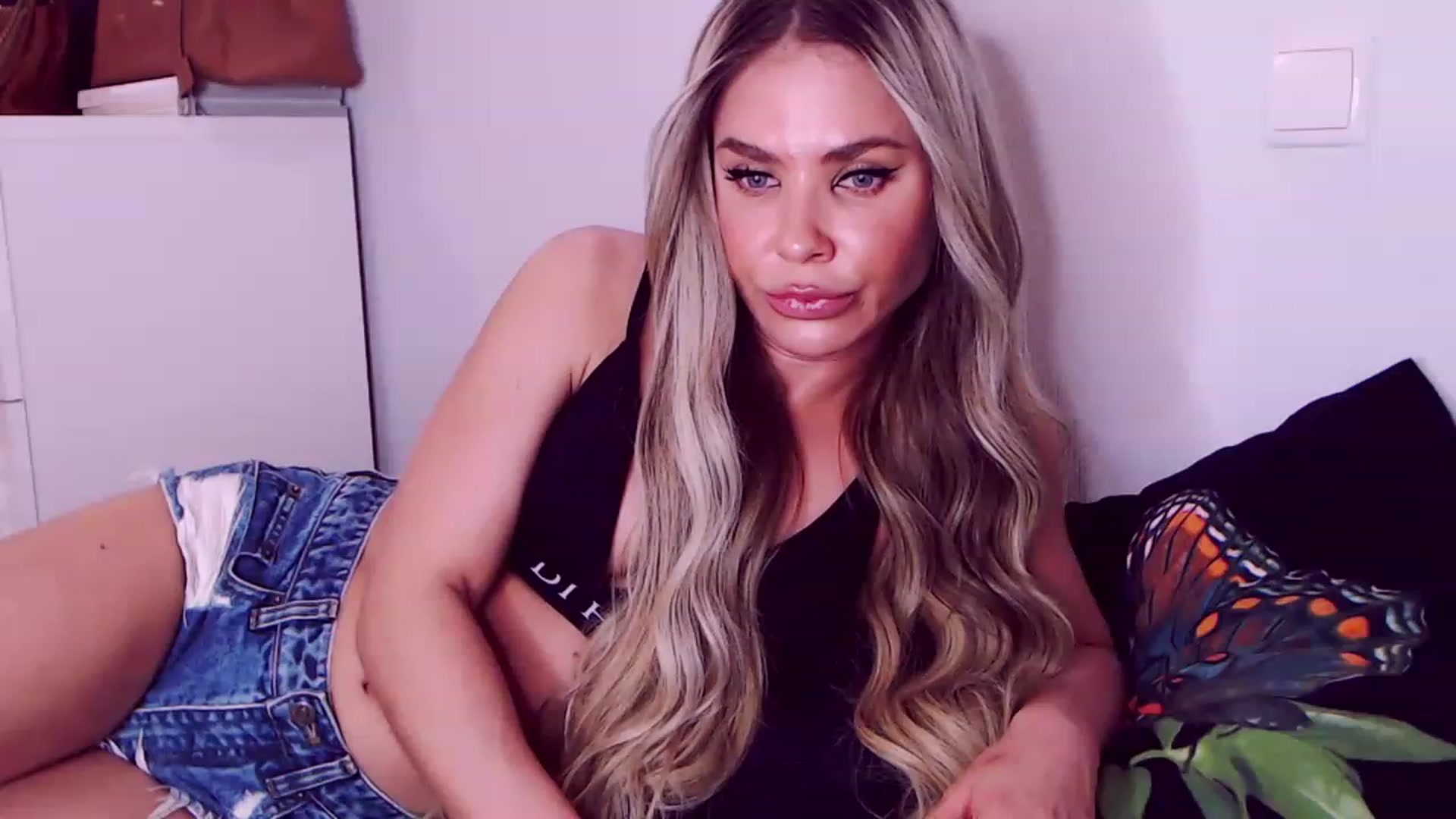Gallery image thumbnail from Sona_Bambina's myfreecams stream on, 02/20/2023, 05:53 image 4 of 20