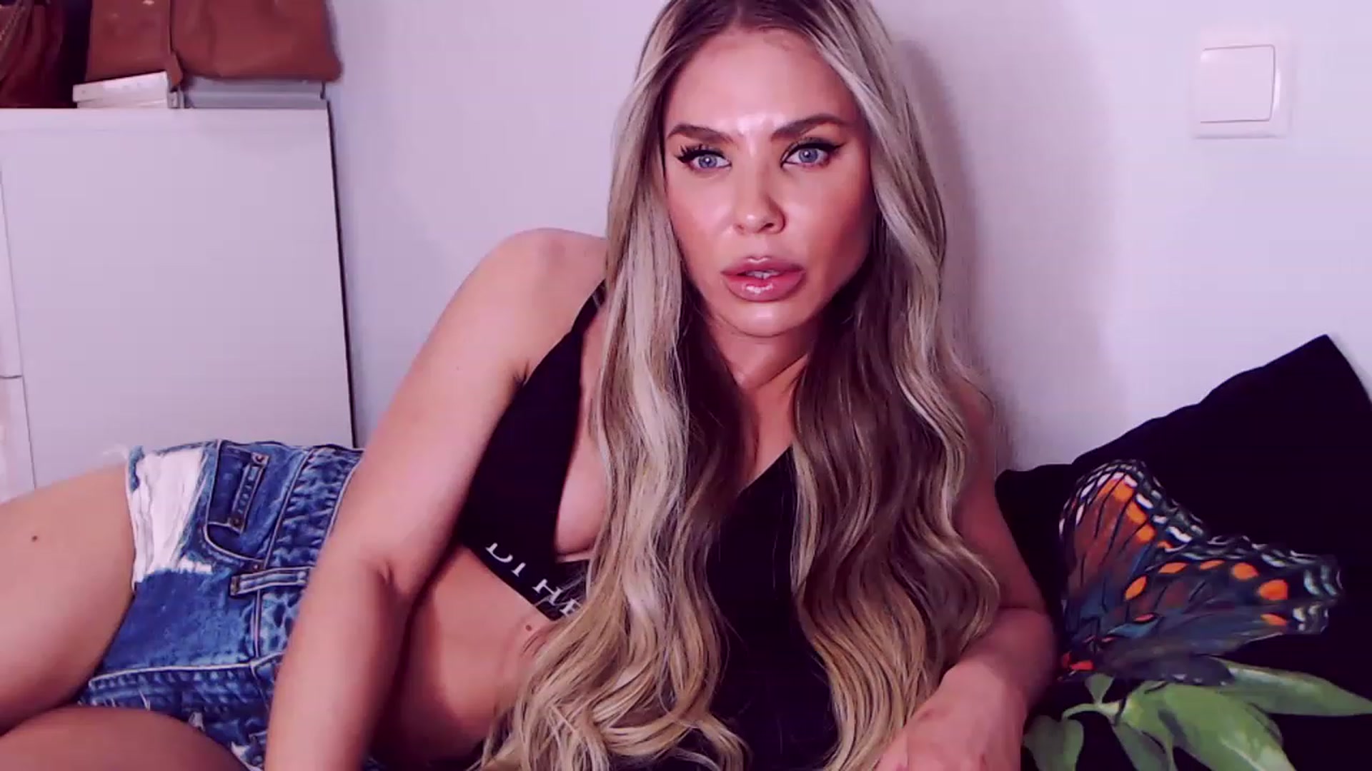 Gallery image thumbnail from Sona_Bambina's myfreecams stream on, 02/20/2023, 05:53 image 10 of 20