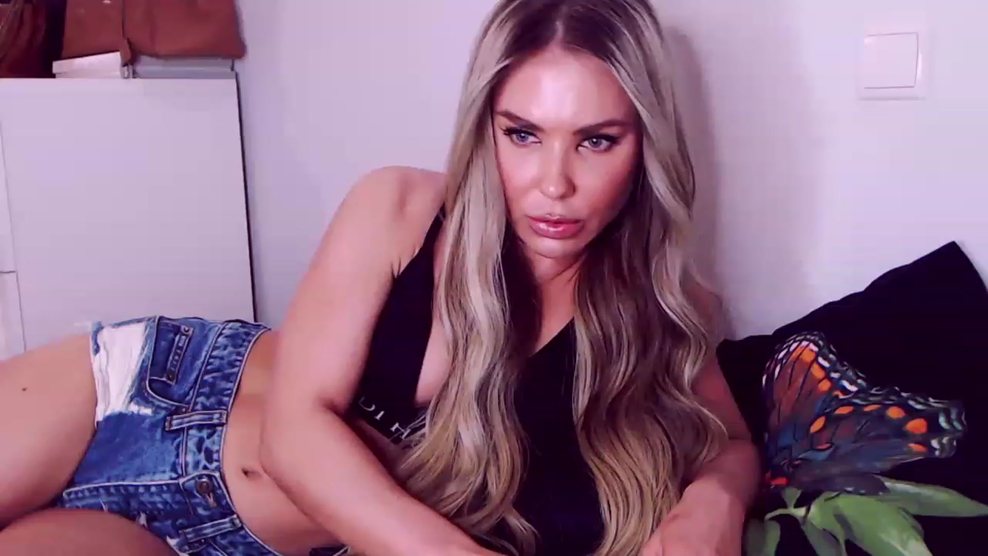 Gallery image thumbnail from Sona_Bambina's myfreecams stream on, 02/20/2023, 05:53 image 9 of 20