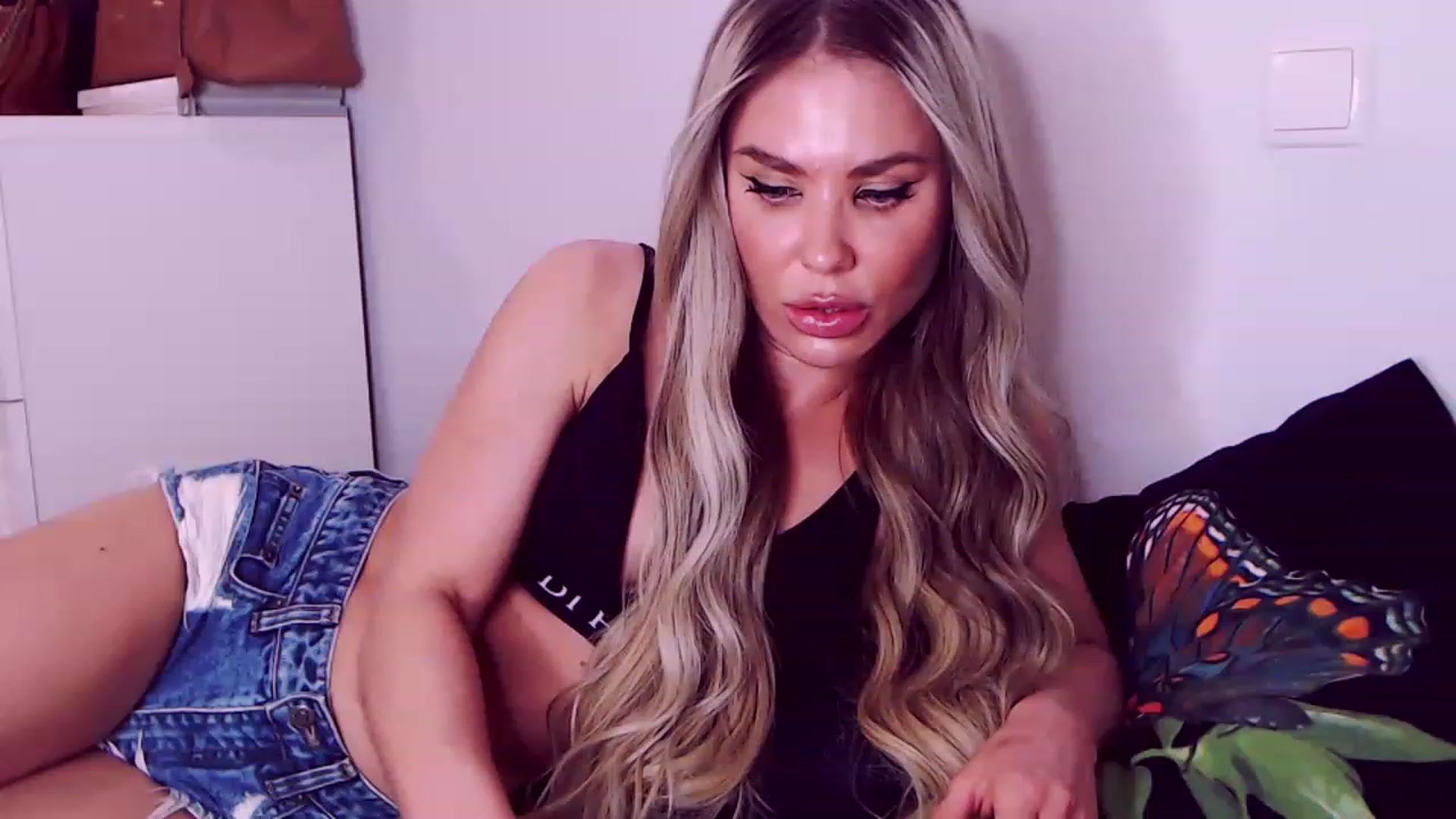 Gallery image thumbnail from Sona_Bambina's myfreecams stream on, 02/20/2023, 05:53 image 5 of 20