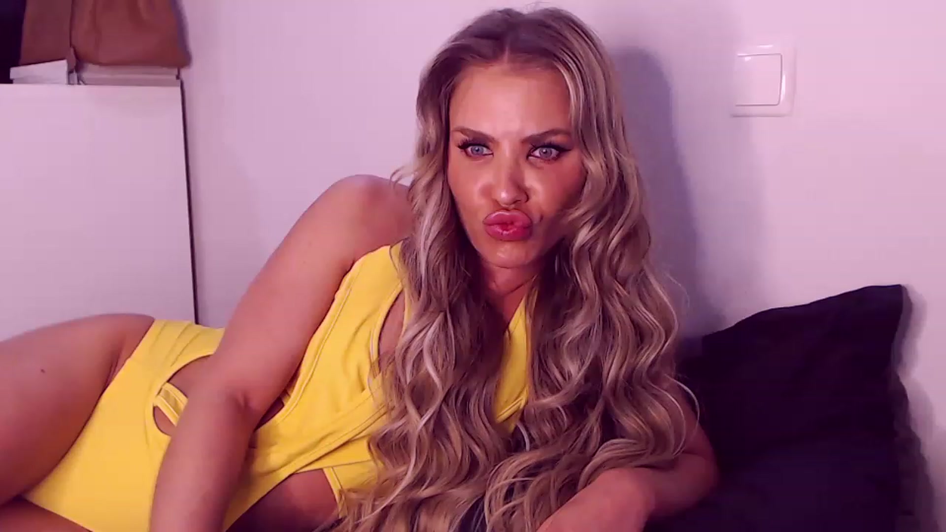 Gallery image thumbnail from Sona_Bambina's myfreecams stream on, 02/27/2023, 06:12 image 12 of 20