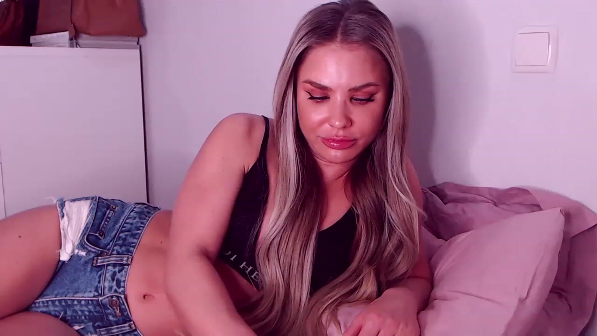 Gallery image thumbnail from Sona_Bambina's myfreecams stream on, 03/03/2023, 06:15 image 14 of 20