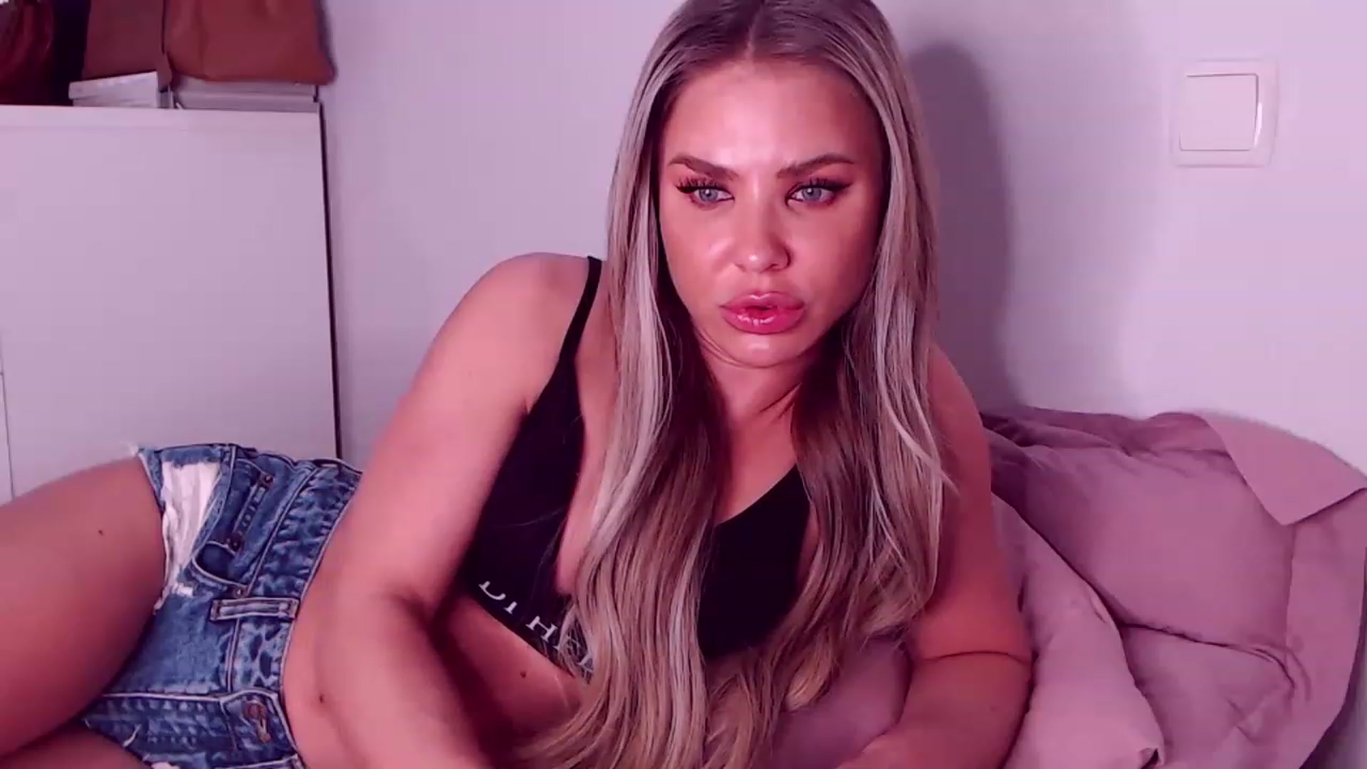 Gallery image thumbnail from Sona_Bambina's myfreecams stream on, 03/03/2023, 06:15 image 17 of 20