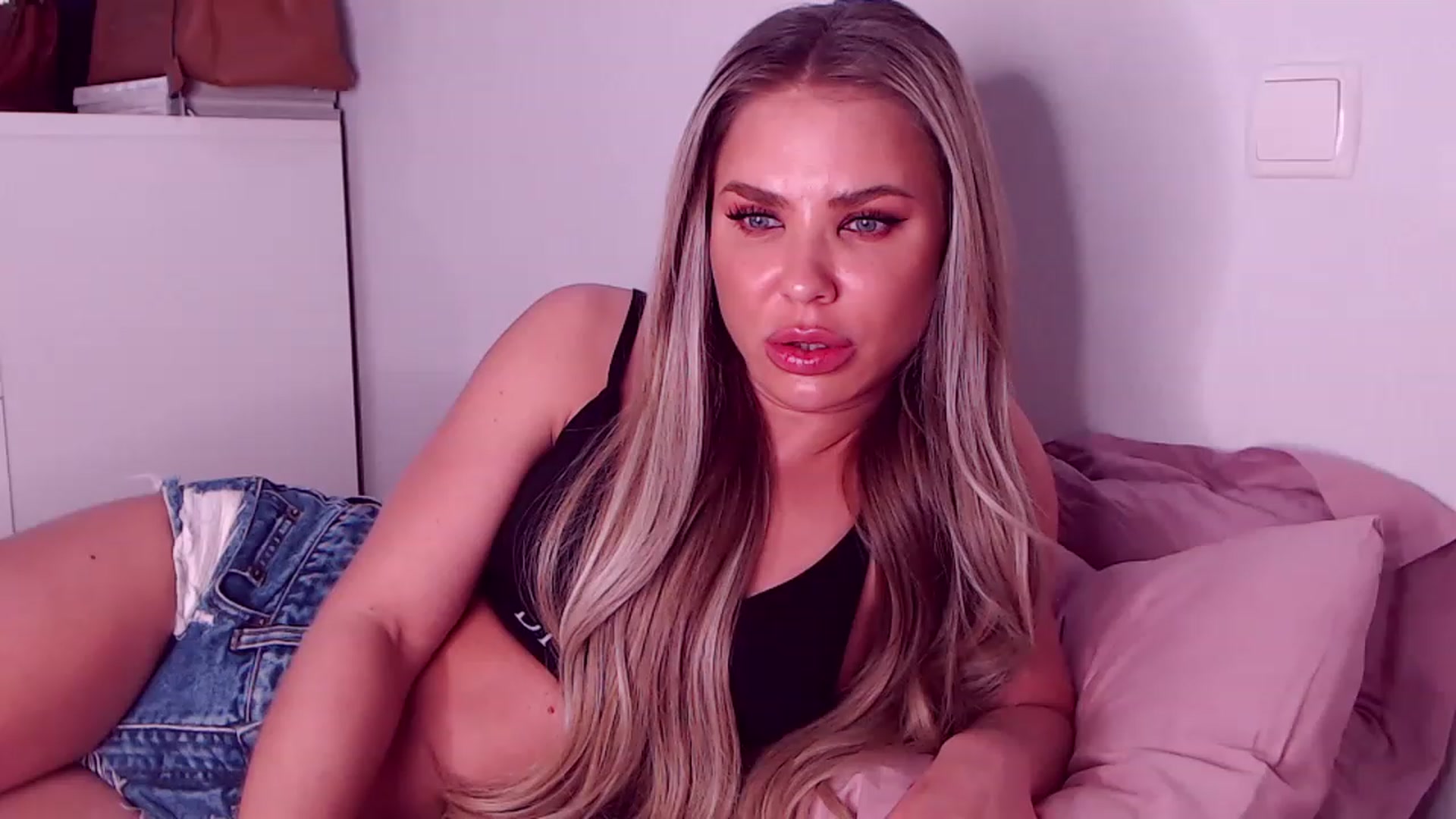 Gallery image thumbnail from Sona_Bambina's myfreecams stream on, 03/03/2023, 06:15 image 9 of 20
