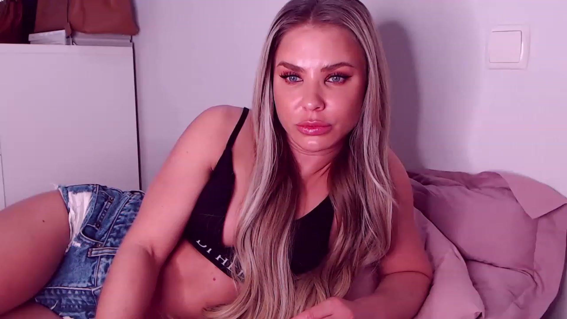Gallery image thumbnail from Sona_Bambina's myfreecams stream on, 03/03/2023, 06:15 image 20 of 20