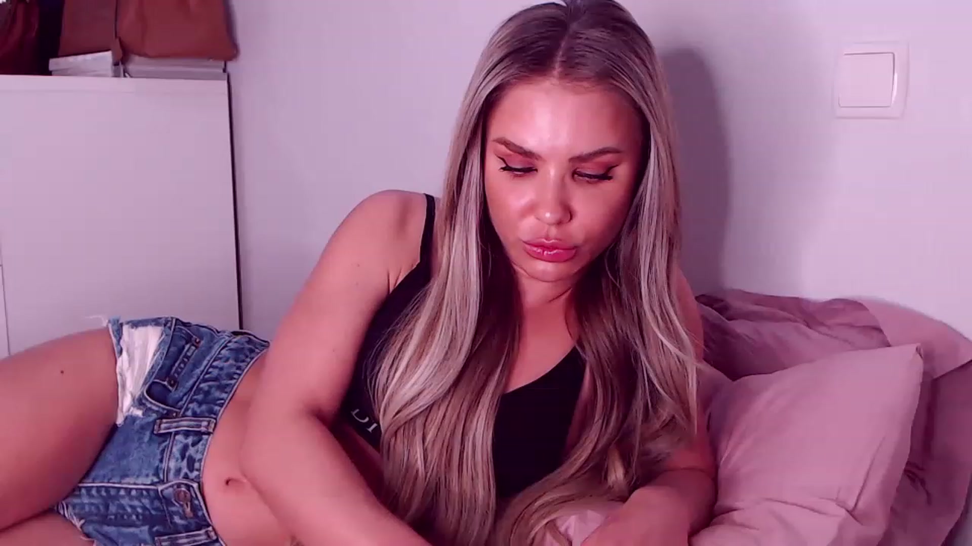 Gallery image thumbnail from Sona_Bambina's myfreecams stream on, 03/03/2023, 06:15 image 8 of 20