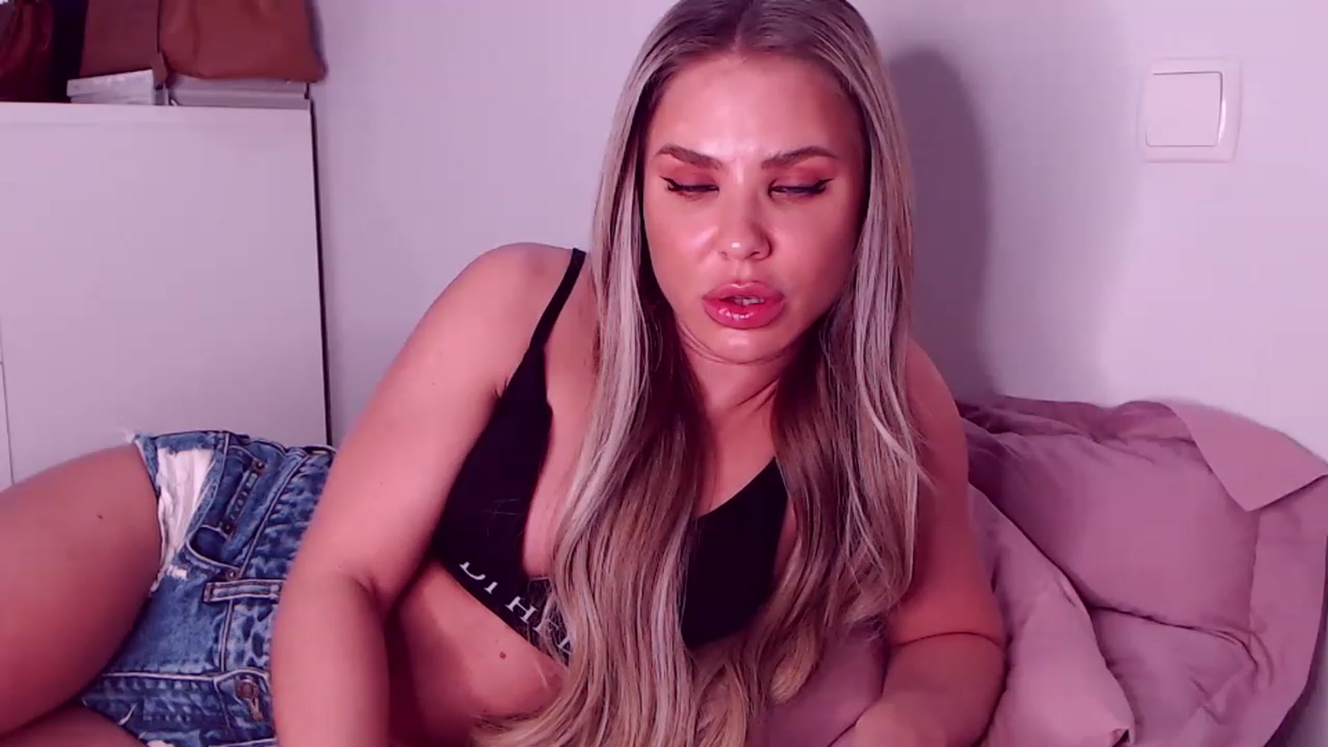 Gallery image thumbnail from Sona_Bambina's myfreecams stream on, 03/03/2023, 06:15 image 18 of 20