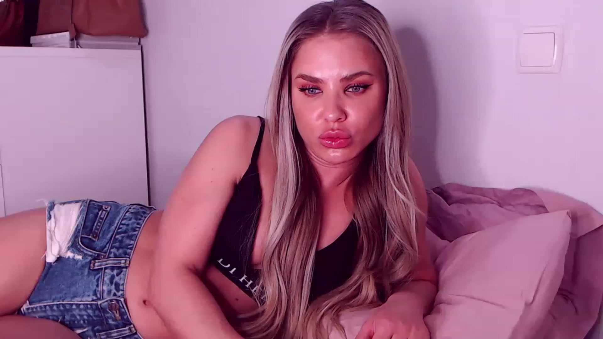 Gallery image thumbnail from Sona_Bambina's myfreecams stream on, 03/03/2023, 06:15 image 12 of 20