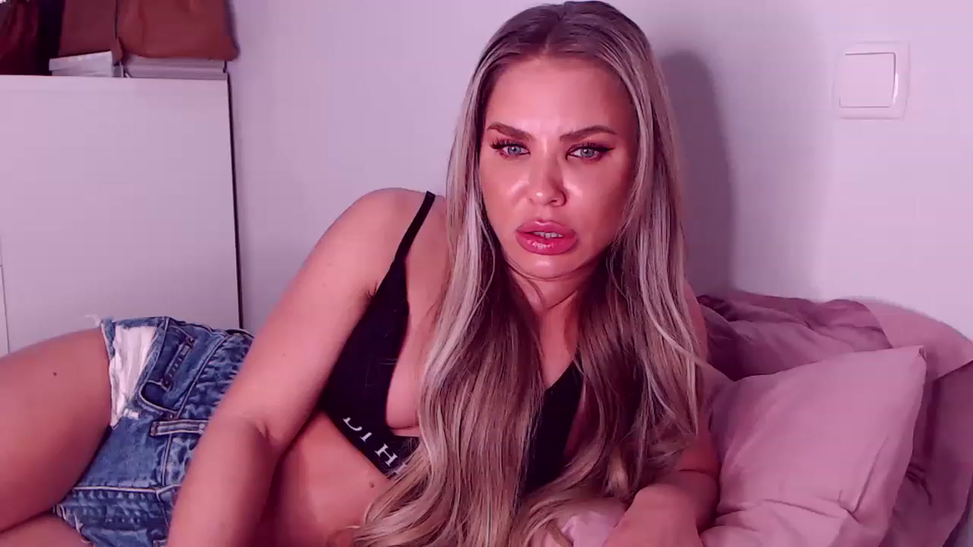 Gallery image thumbnail from Sona_Bambina's myfreecams stream on, 03/03/2023, 06:15 image 4 of 20